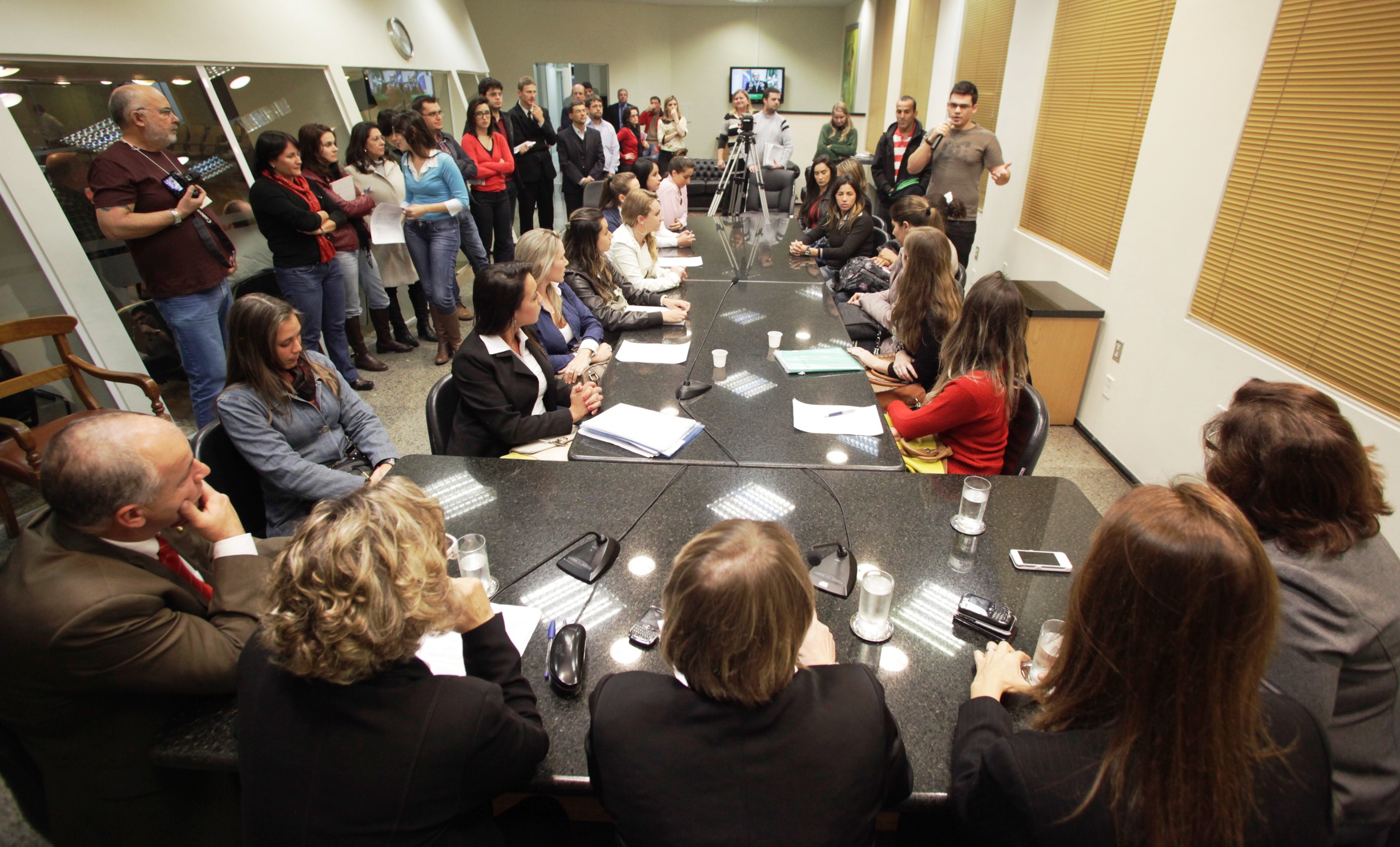 A Bancada Feminina recebe grupo de mulheres reprovadas por altura no Concurso da PMSC.      Foto Carlos Kilian