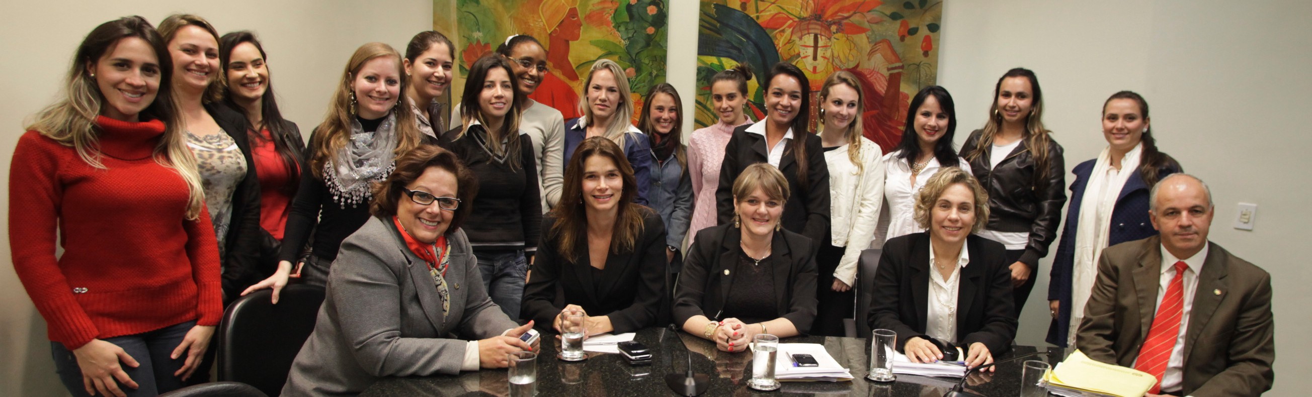 A Bancada Feminina recebe grupo de mulheres reprovadas por altura no Concurso da PMSC.      Foto Carlos Kilian