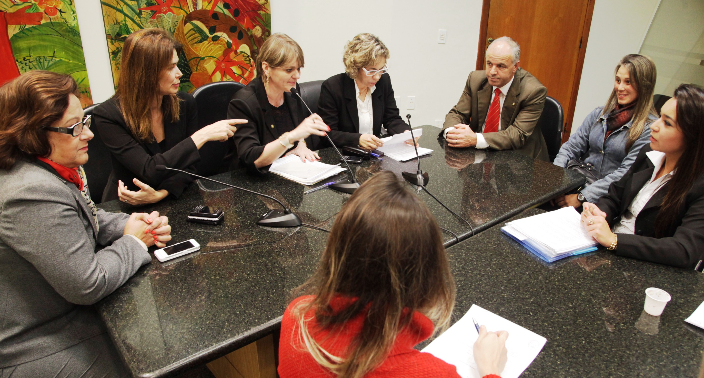 A Bancada Feminina recebe grupo de mulheres reprovadas por altura no Concurso da PMSC.      Foto Carlos Kilian