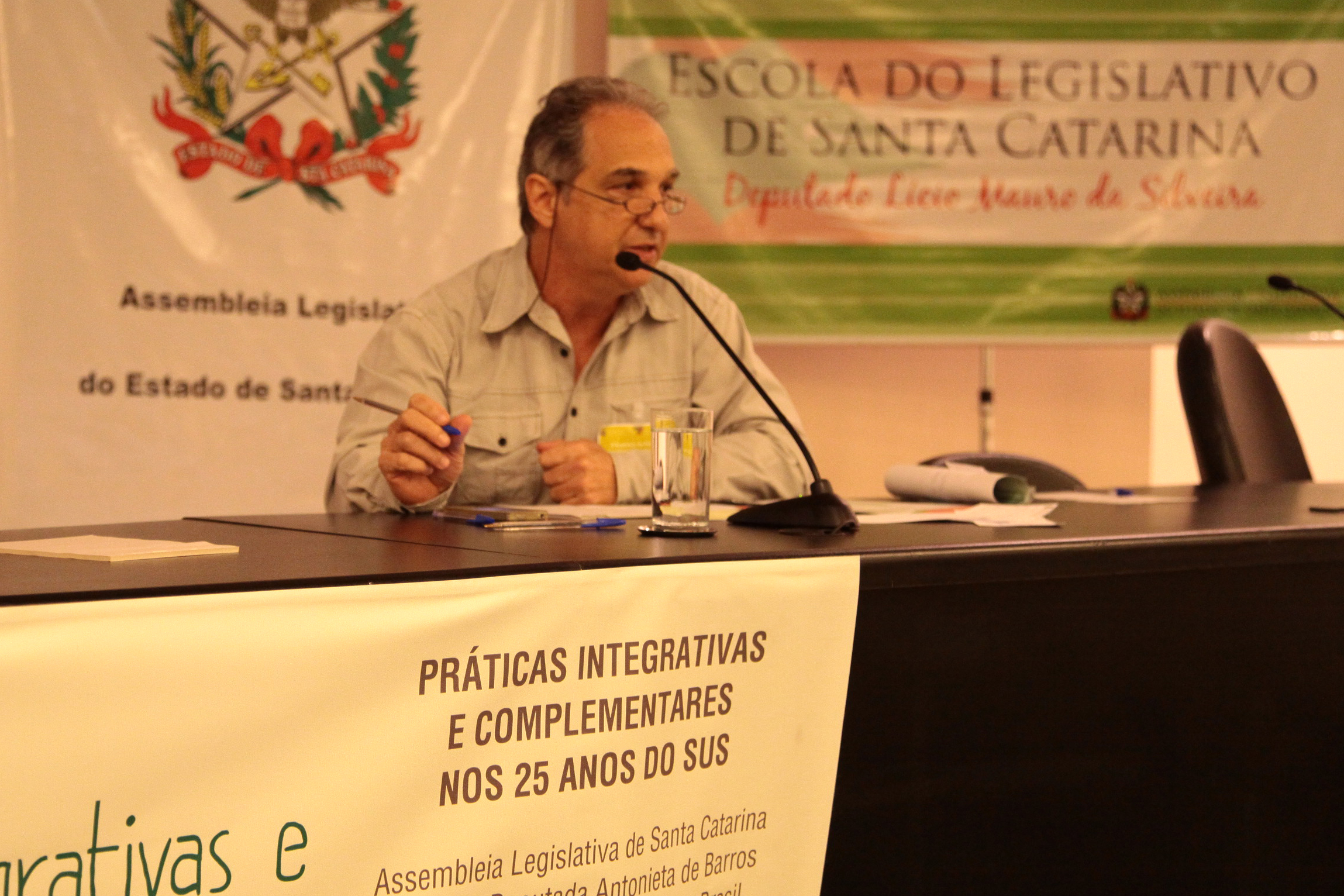 II Seminário de Práticas Integrativas e Complementares da Região Sul. Hilton Sarcinelli Luz, Mediador. Foto: Miriam Zomer