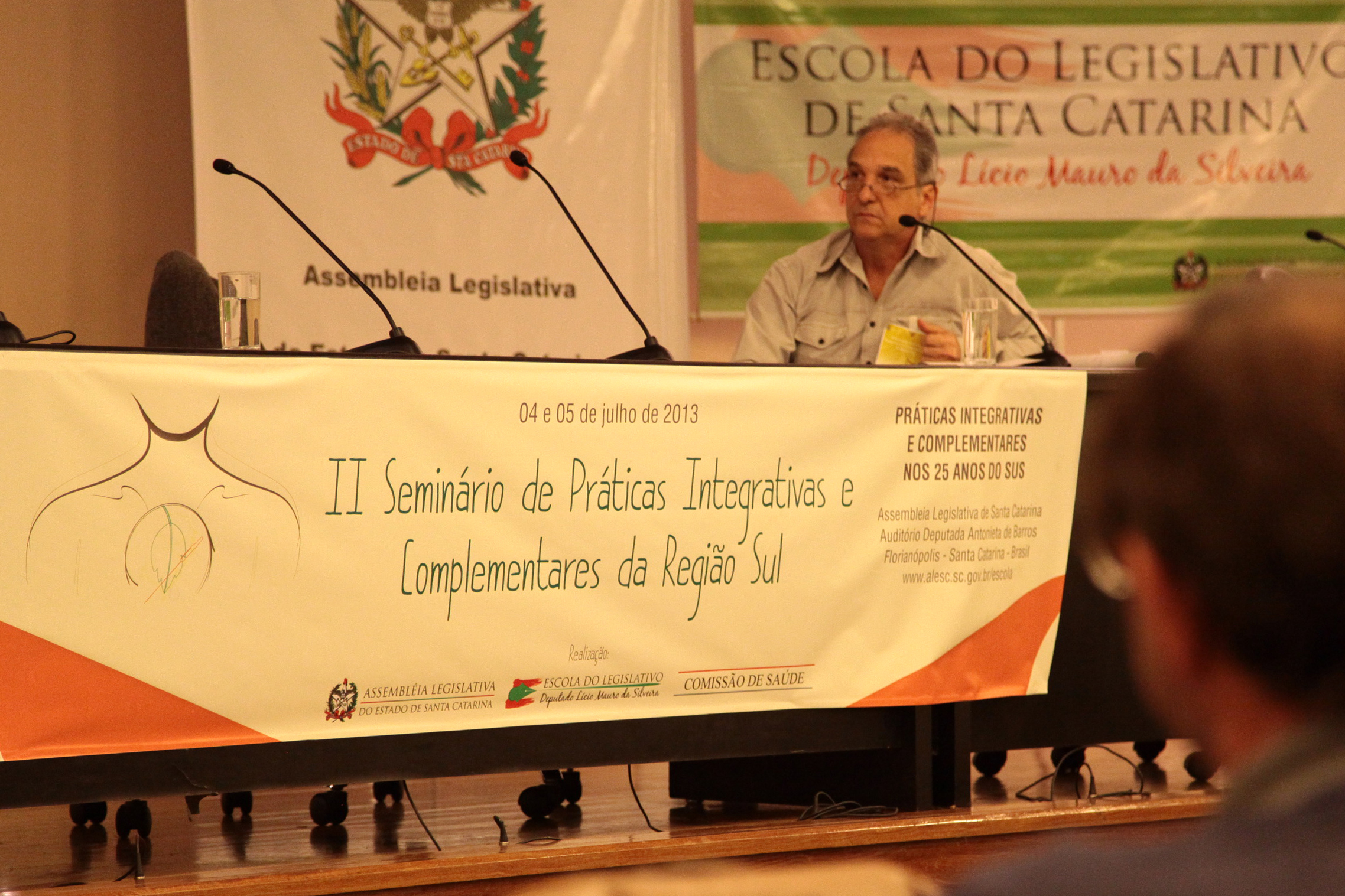 II Seminário de Práticas Integrativas e Complementares da Região Sul. Hilton Sarcinelli Luz, Mediador. Foto: Miriam Zomer