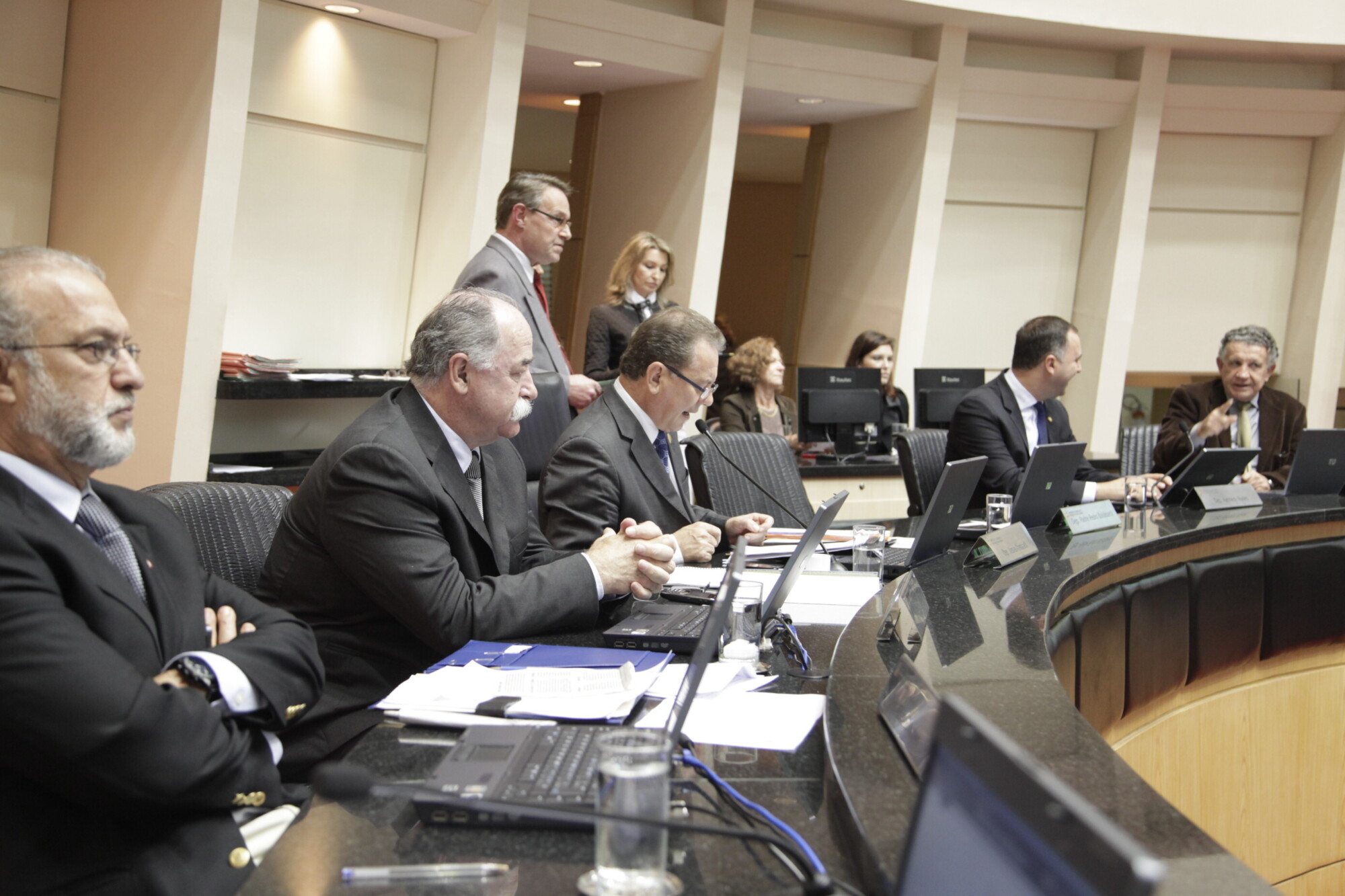 Deputados comentam medidas na área da saúde anunciadas pelo governo federal
