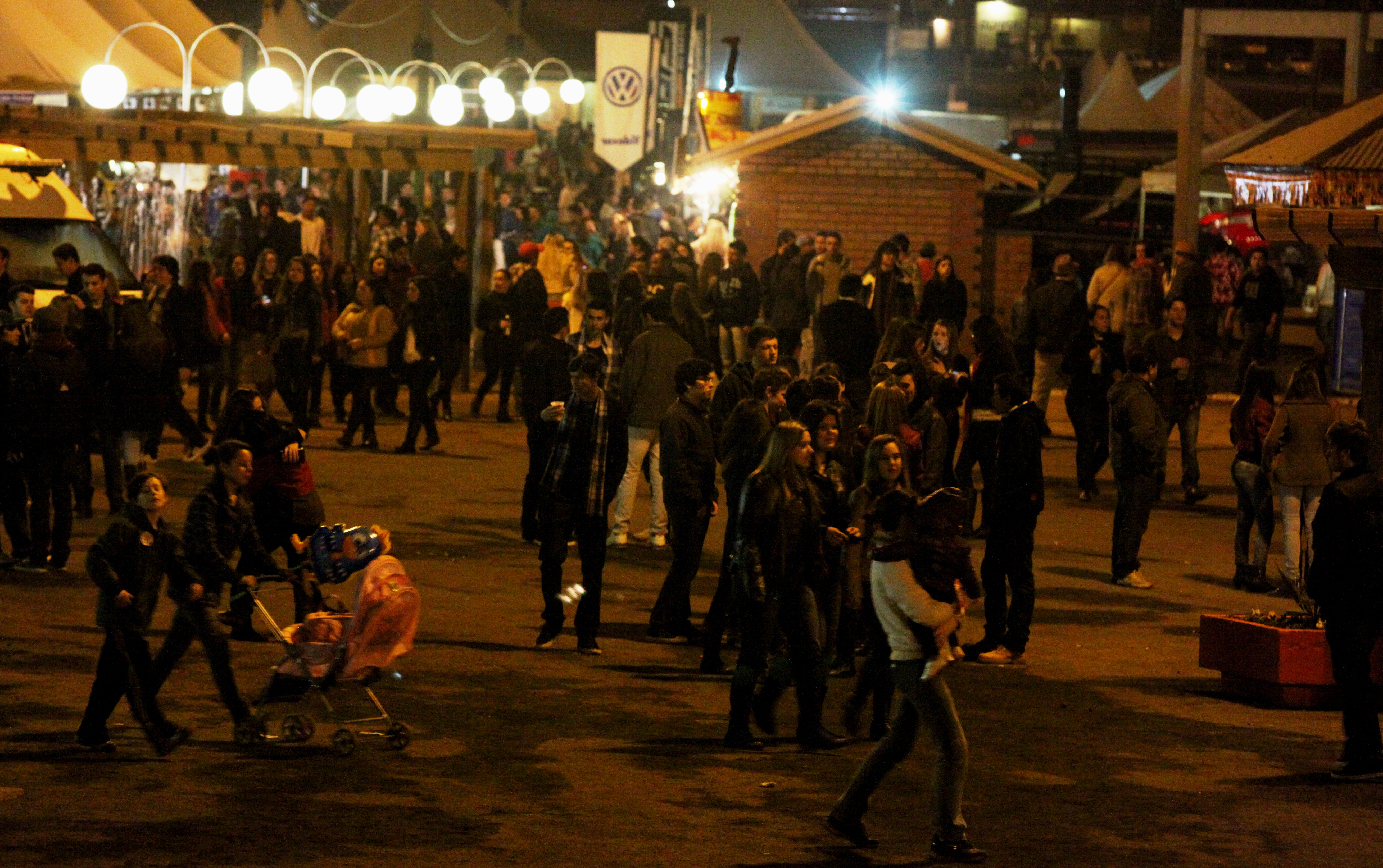 Publico na segunda noite da EXPOCENTRO 2013  Foto Carlos Kilian/Agencia AL