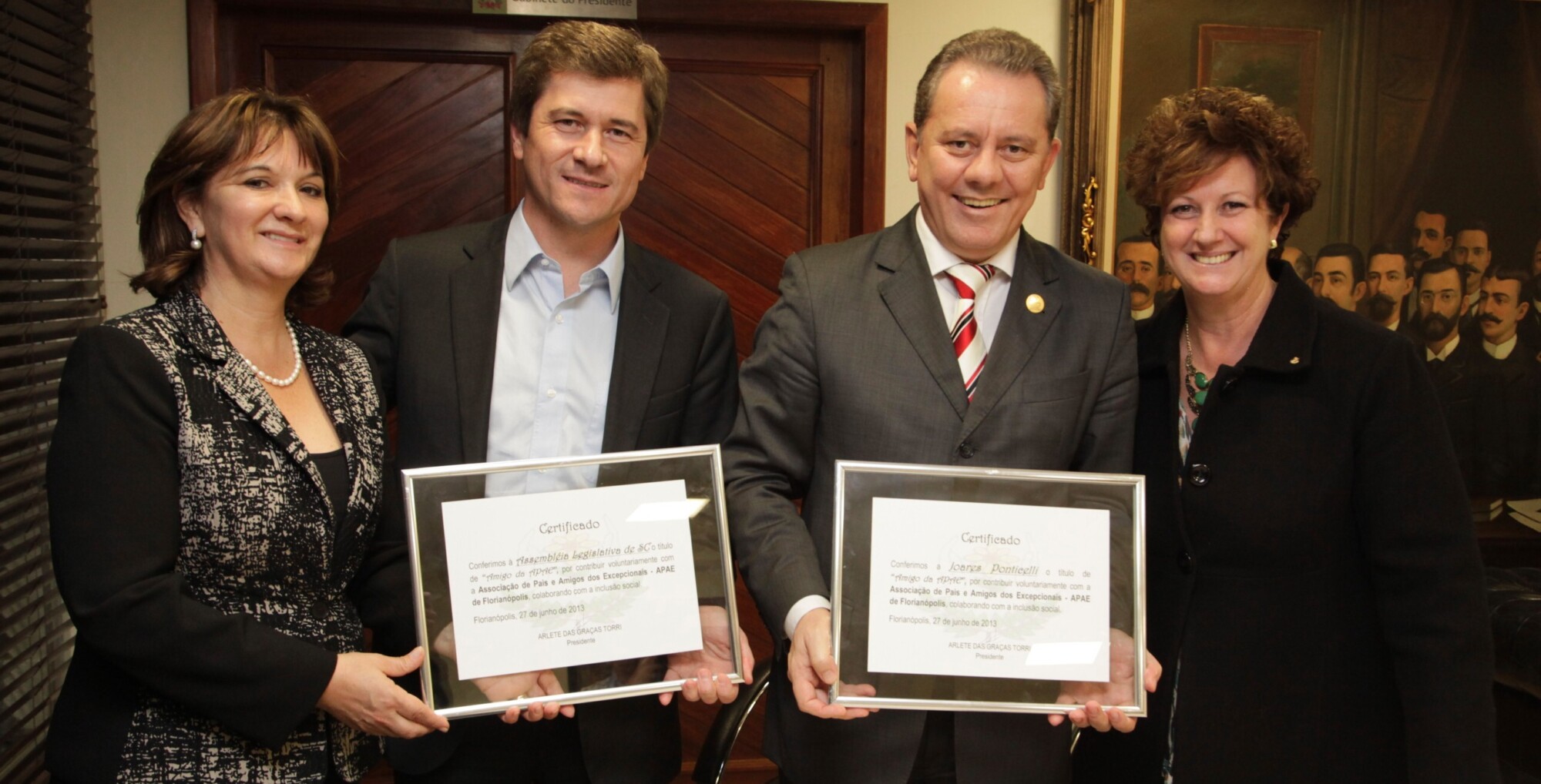Assembleia Legislativa recebe certificado de Amigo da Apae de Florianópolis