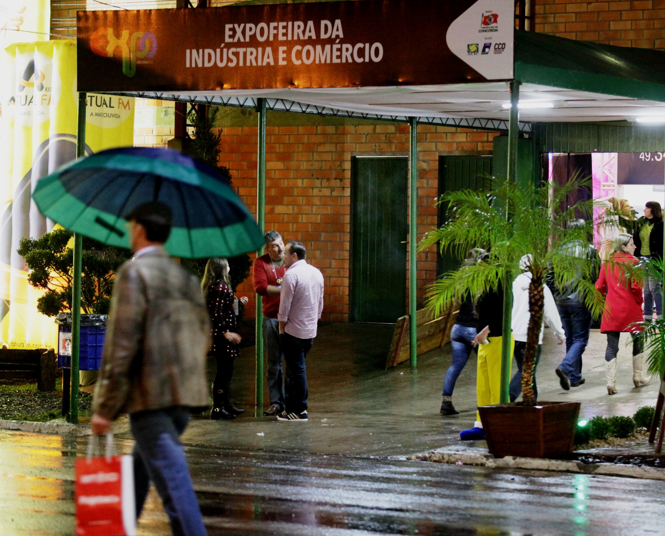 Publico visita os expositores da EXPOCONCORDIA 2013   Foto Carlos Kilian/Agencia AL