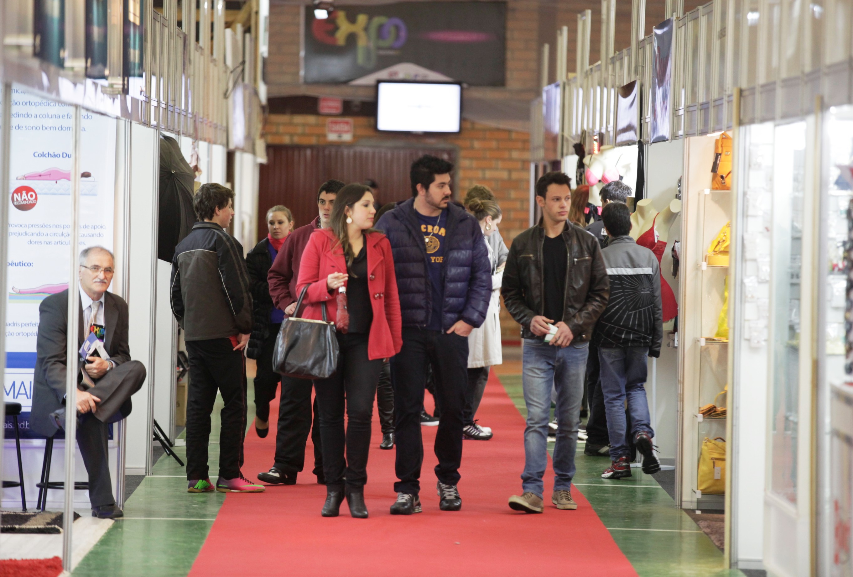 Publico visita os expositores da EXPOCONCORDIA 2013   Foto Carlos Kilian/Agencia AL