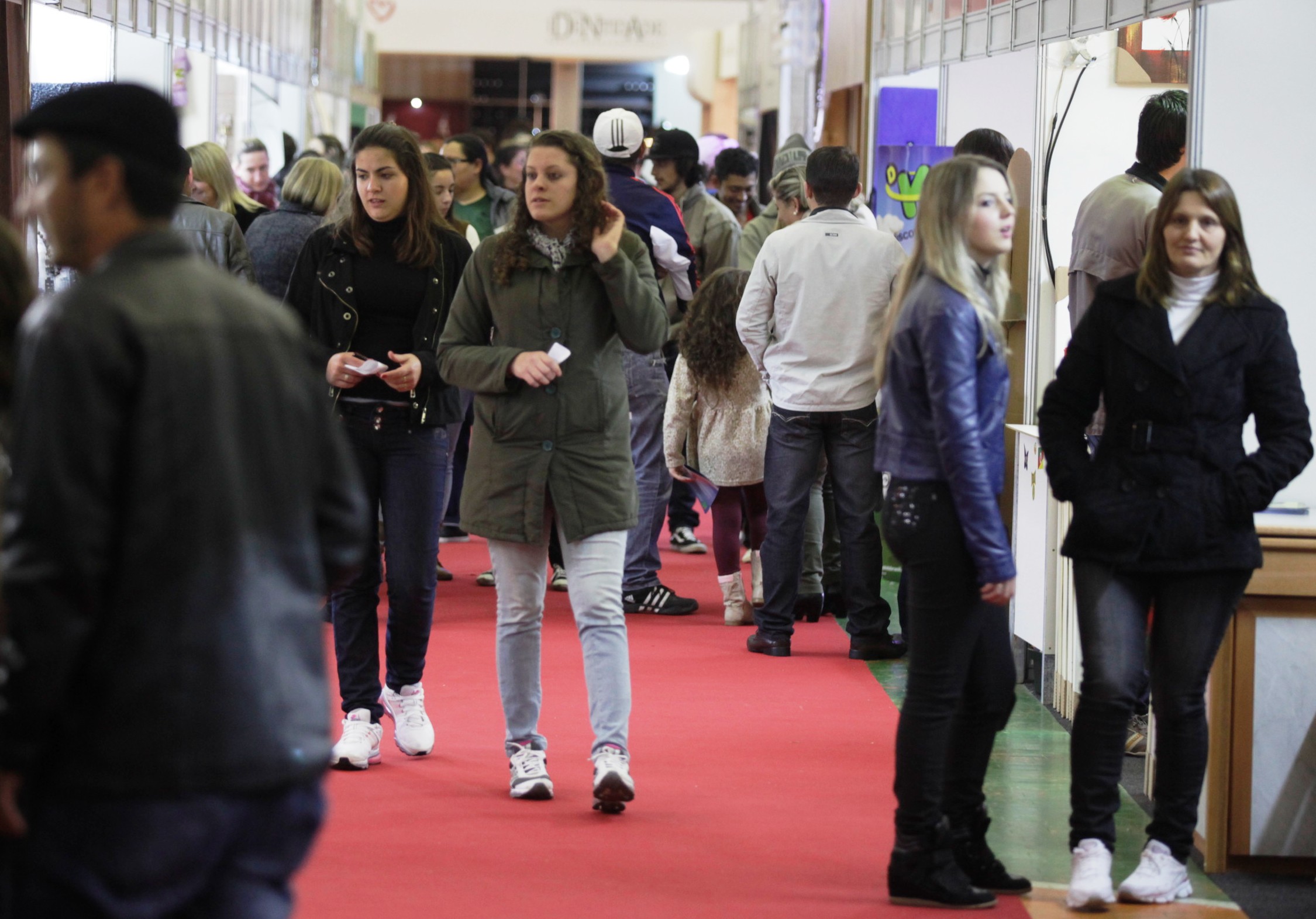 Publico visita os expositores da EXPOCONCORDIA 2013   Foto Carlos Kilian/Agencia AL