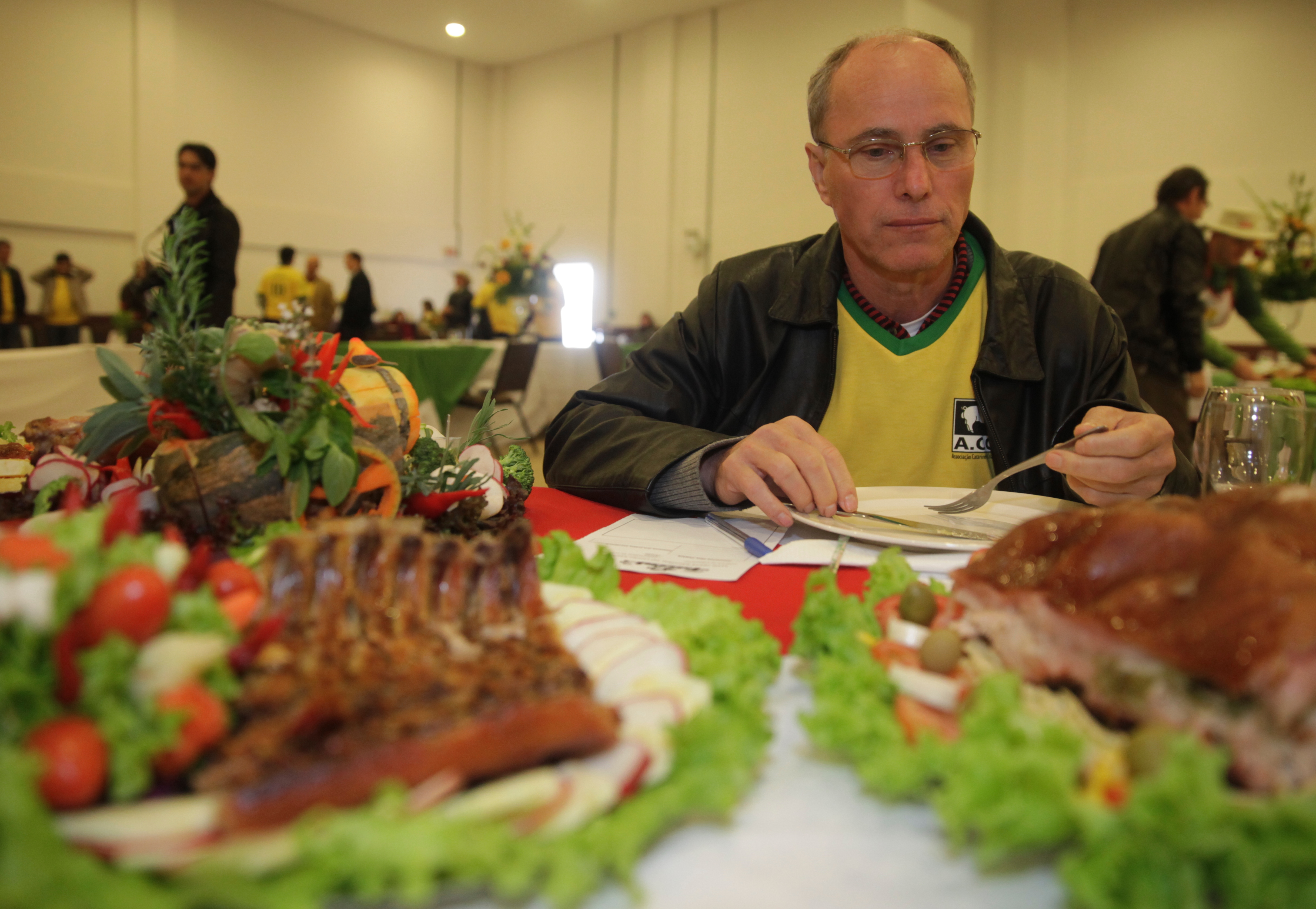 Frei Luiz Toigo membro da Comissão Julgadora da XXVIII Festa Nacional do Leitão Assado na EXPOCONCÓRDIA 2013  analiza pratos da culinaria suina       Foto Carlos Kilian/Agencia AL