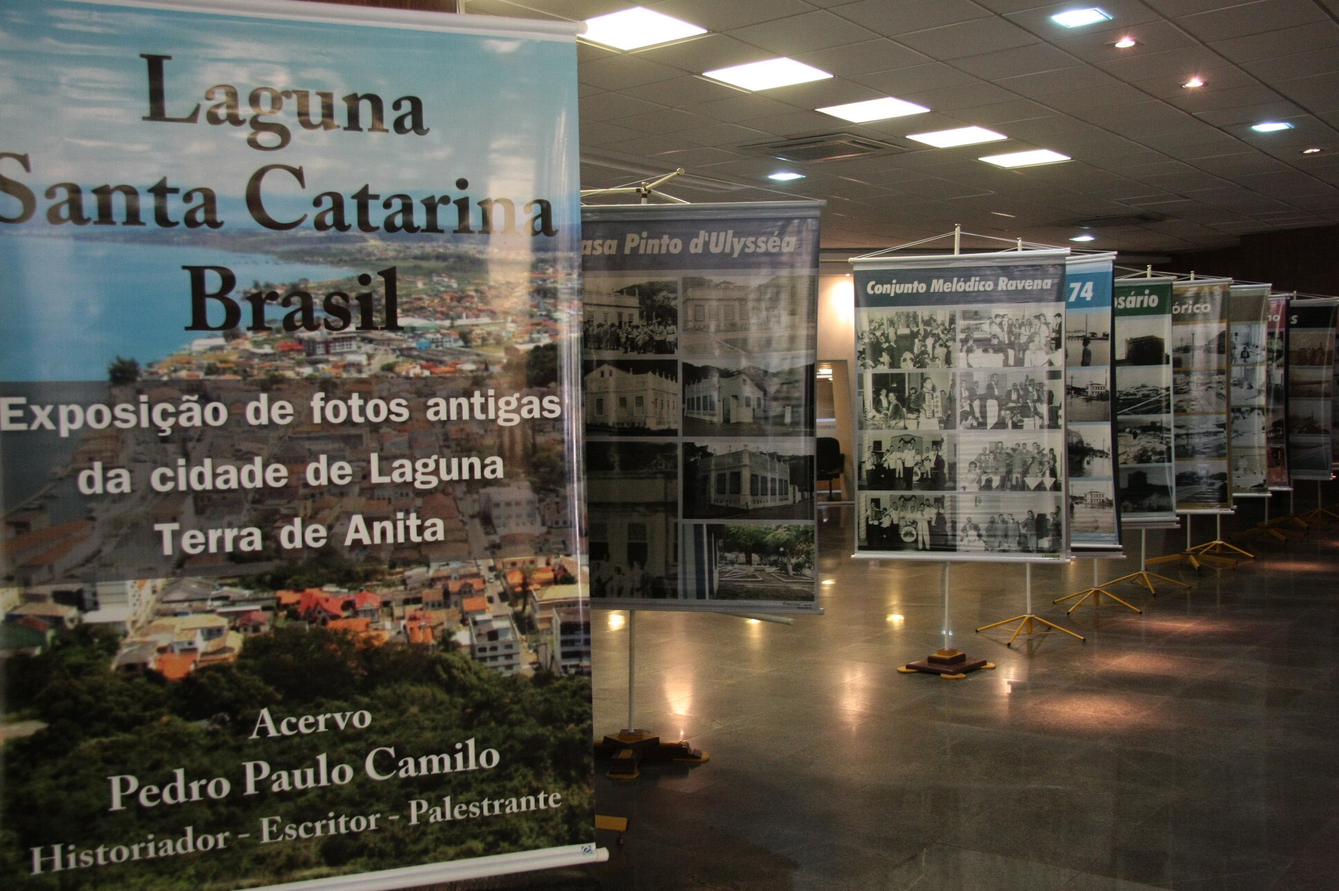 Exposição de fotos no Palácio Barriga Verde resgata história de Laguna