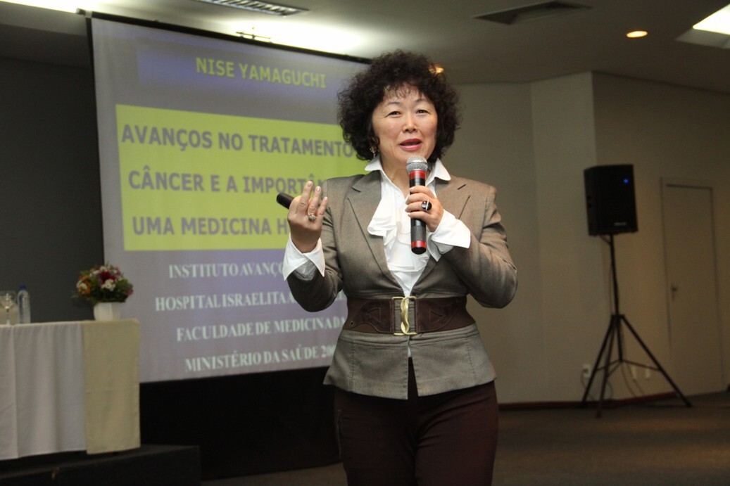Médica defende biologia molecular e tratamento humanizado contra o câncer