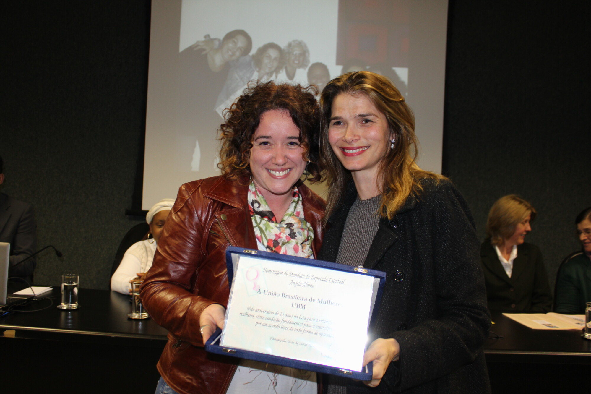 Legislativo homenageia os 25 anos da União Brasileira de Mulheres