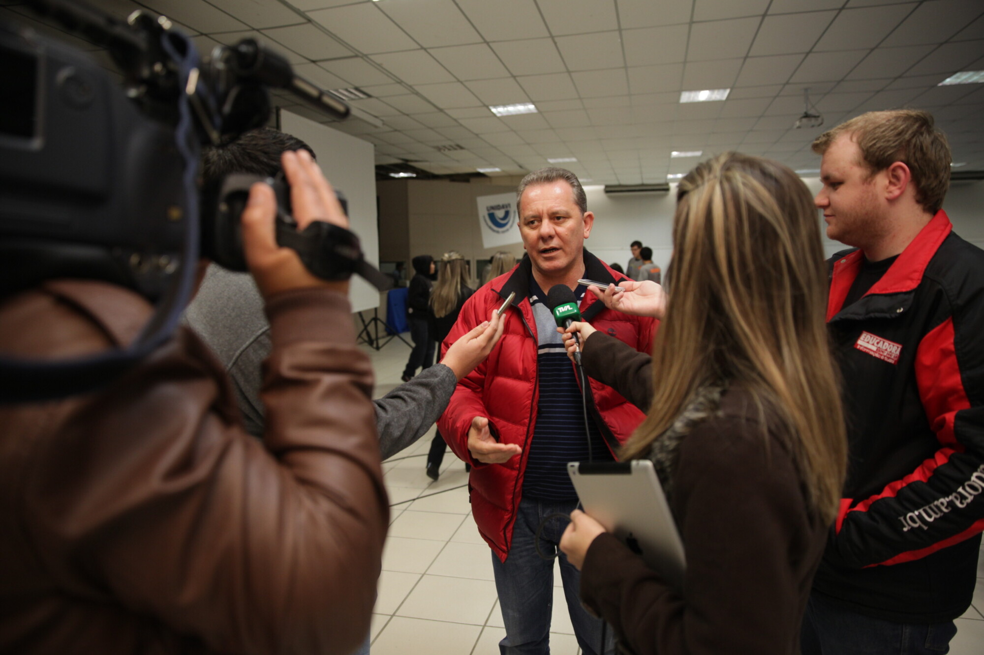 Oscar Schmidt fala com a imprensa em Rio do Sul. Foto: Lucas Diniz/Agência AL