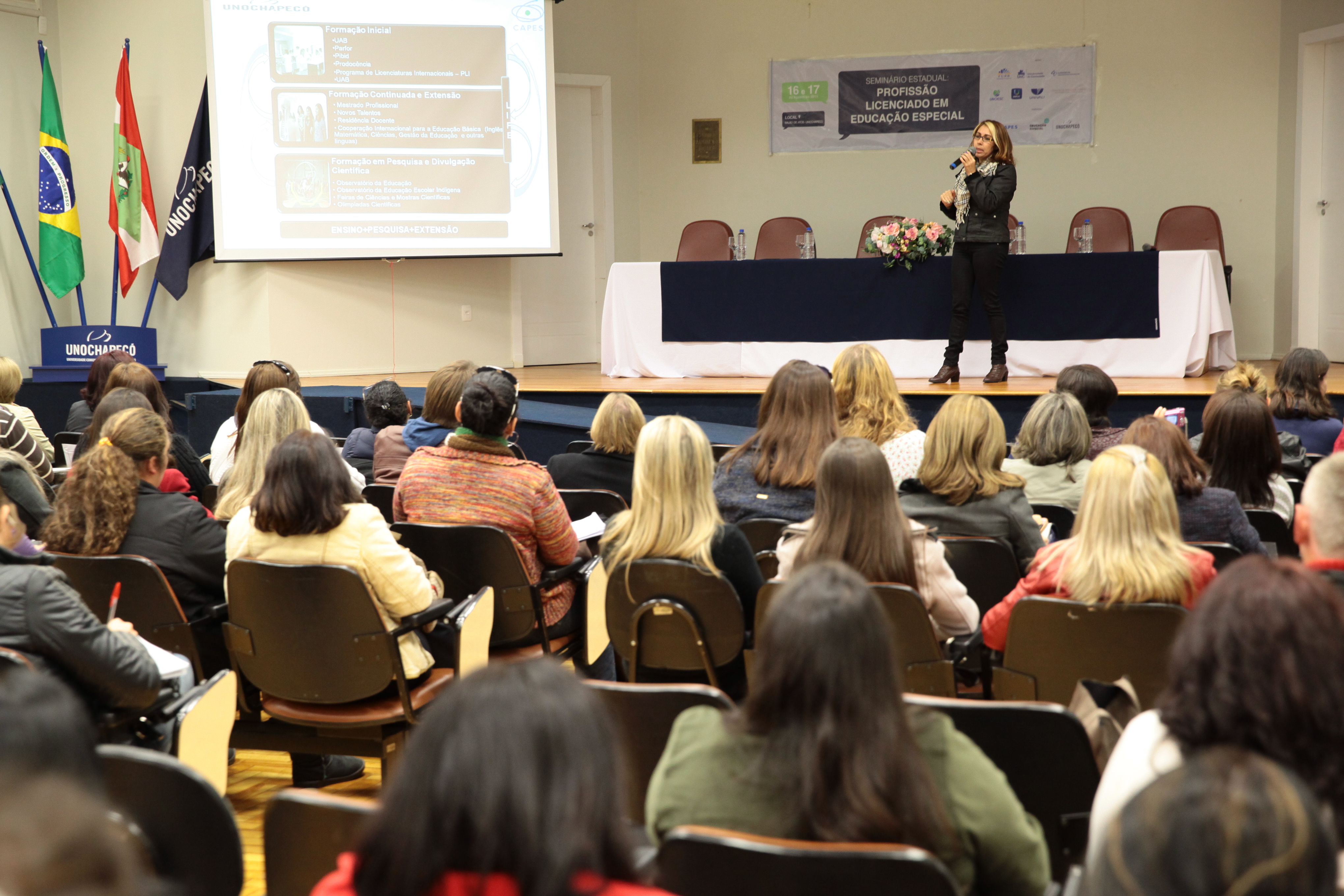 Seminário Estadual: Profissão Licenciado em Educação Especial em Chapecó. Palestrante Isabel Pessoa. Foto: Miriam Zomer