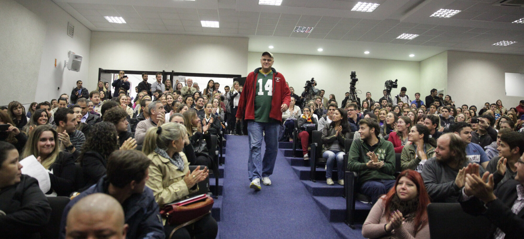 Oscar Schmidt emociona plateia em Balneário Camboriú