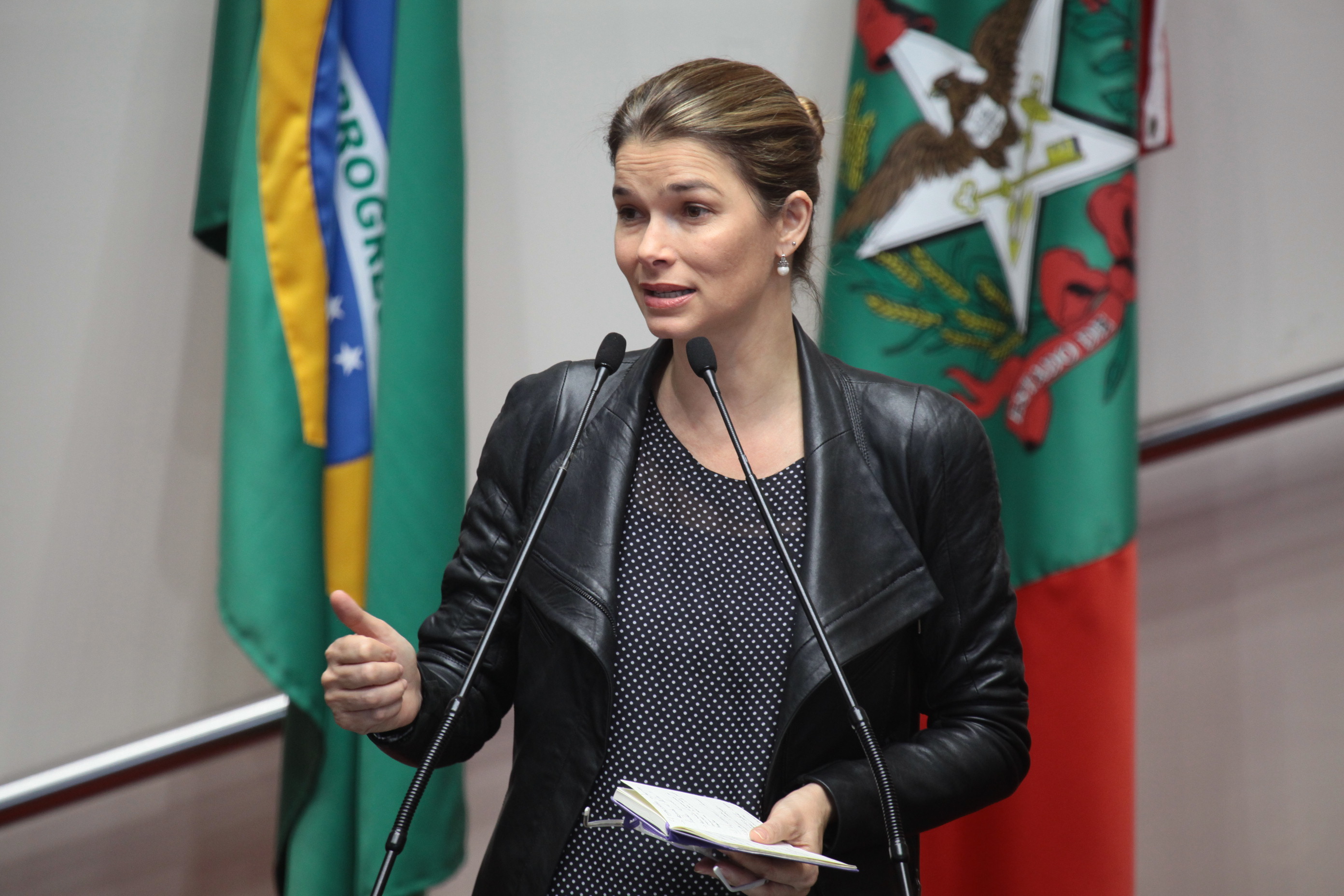 Deputada Angela Albino (PCdoB) . Sessão Ordinária - Horário dos Partidos. Plenário Osni Régis. Foto: Miriam Zomer