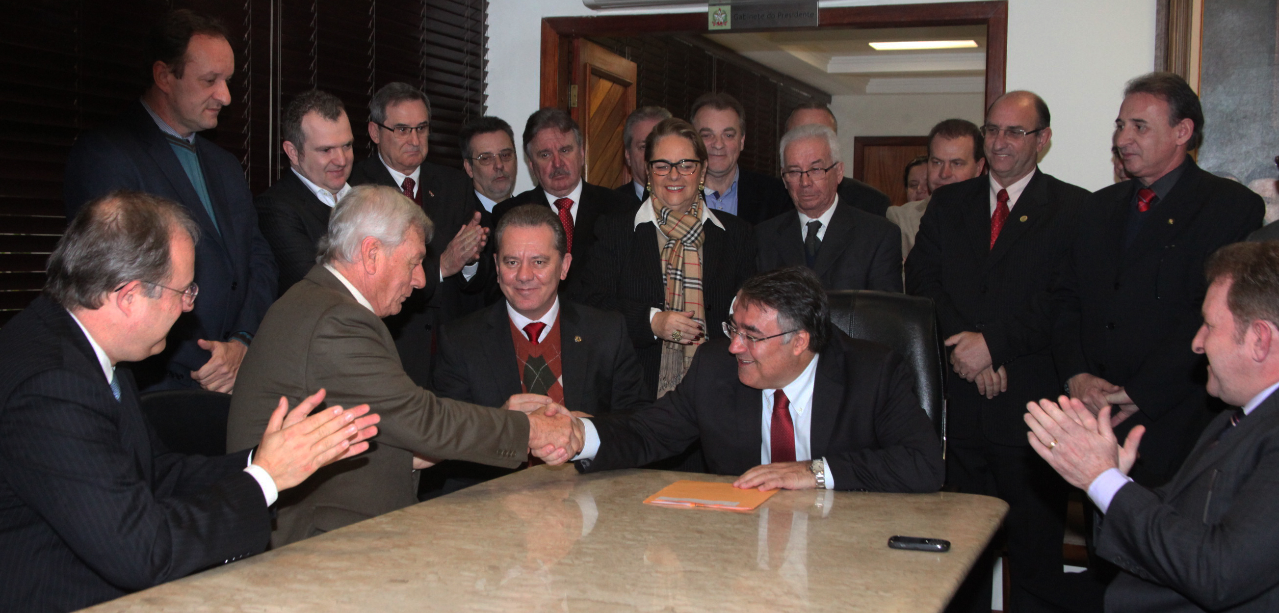 Assinatura do decreto que cria incentivos ao carvão mineral catarinense. Foto: Fábio Queiroz