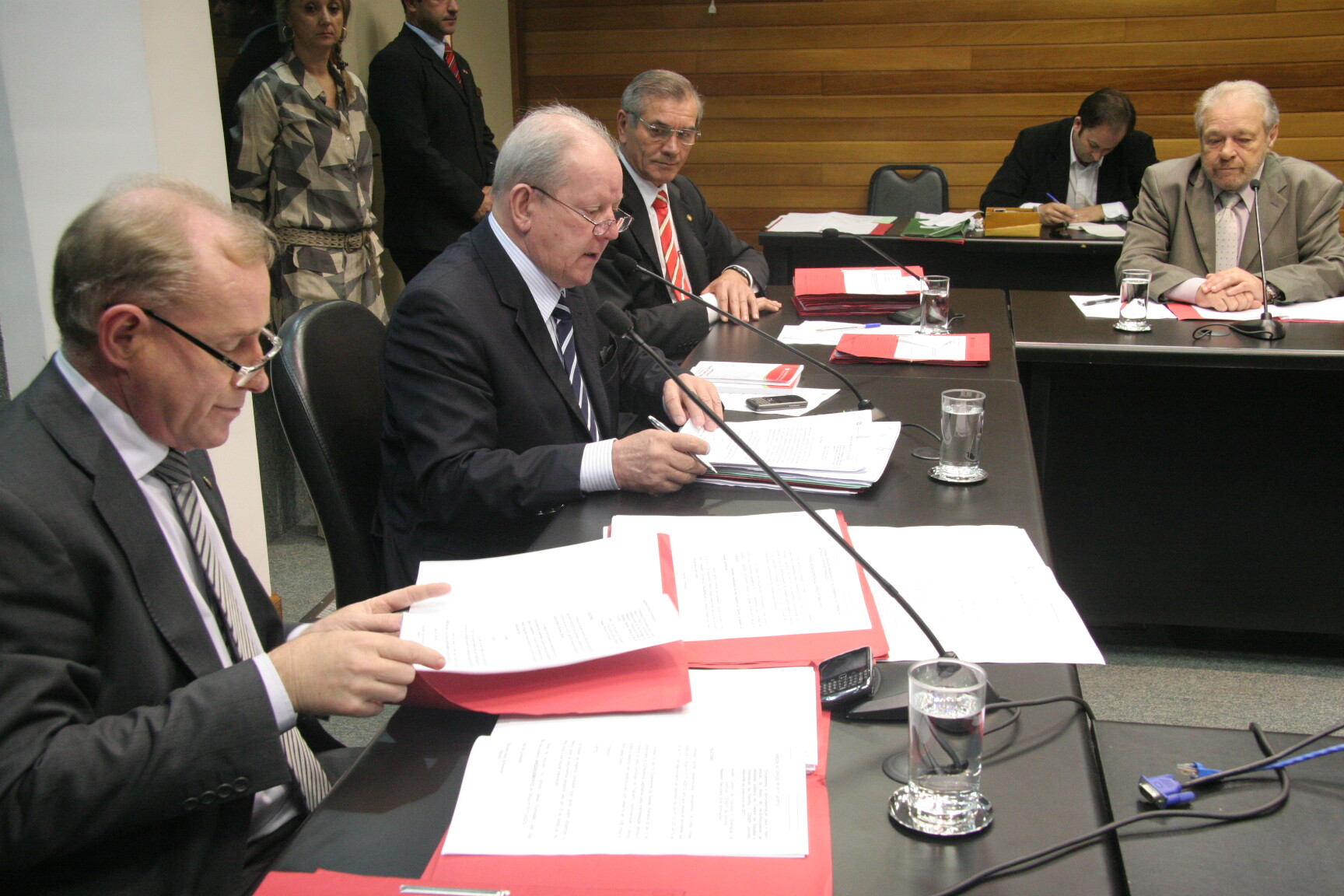 Comissão aprova mais recursos para fundos e audiência com agricultores
