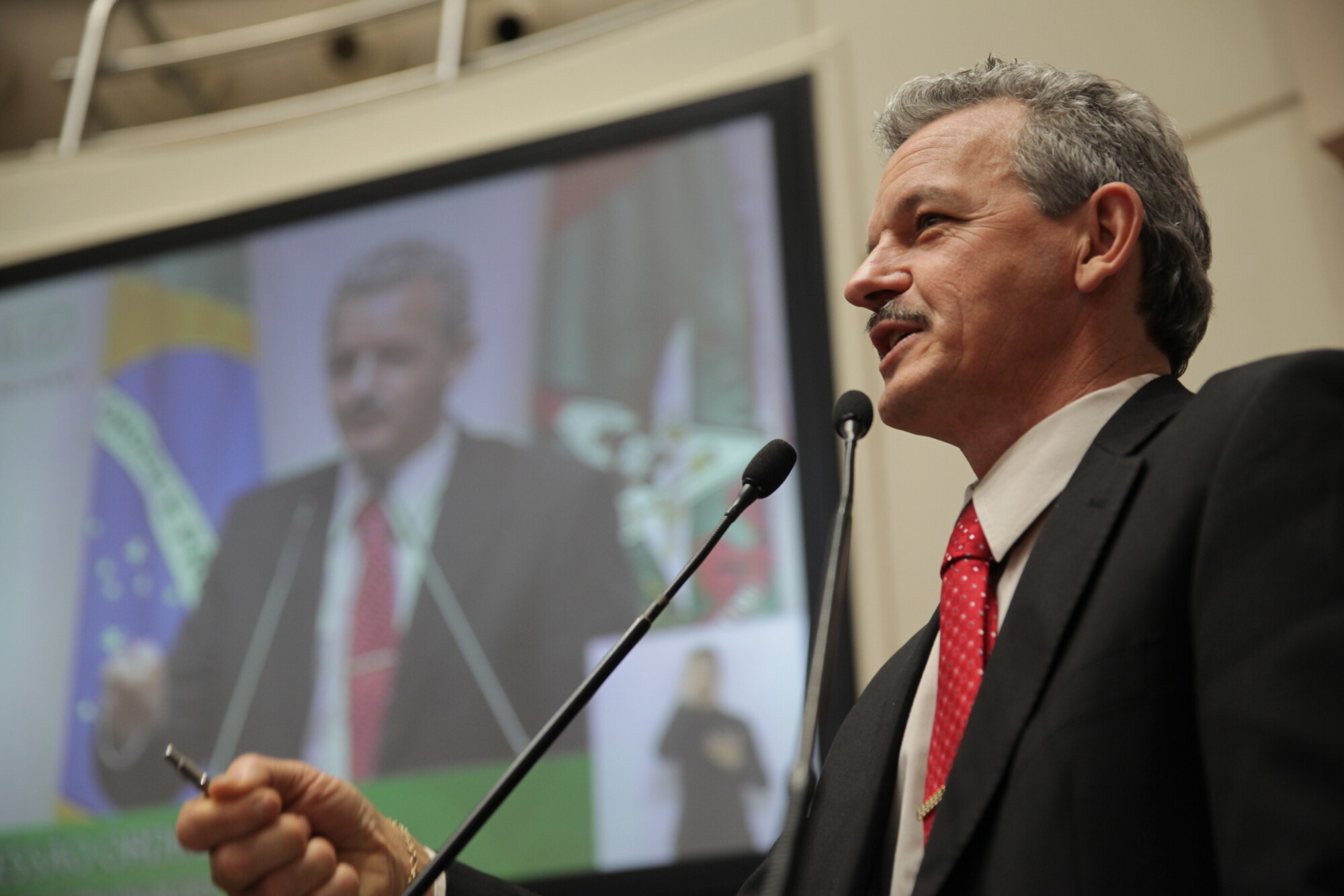 Dresch questiona governo estadual sobre gastos com educação