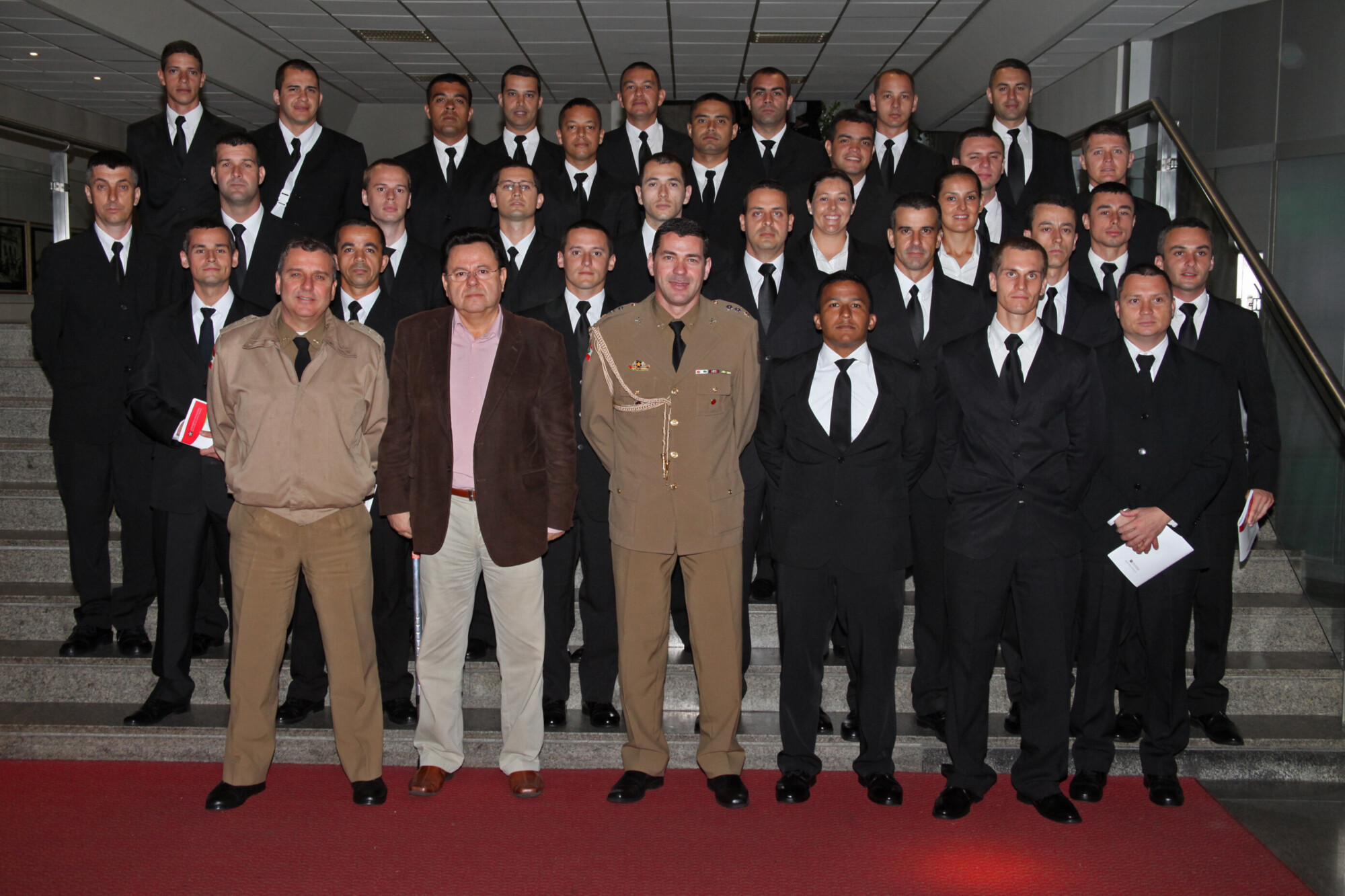 Cadetes da PM conhecem guarda do poder legislativo