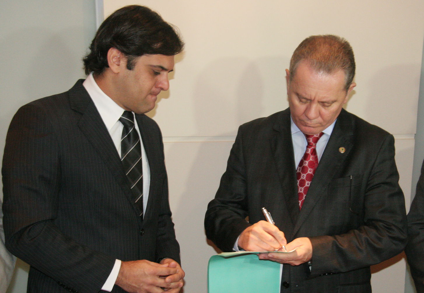 Entrega de documentação para a derrubada de beach club. Foto: Eduardo Guedes de Oliveira