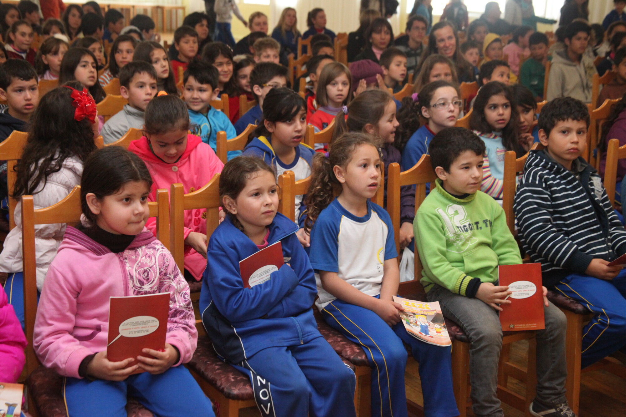 Com livros a preços populares, 1º Flicam segue até este domingo