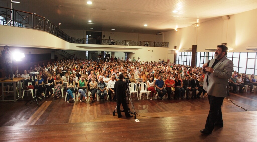 Palestra de Mário Sérgio Cortella aborda o tema “ética” com bom humor