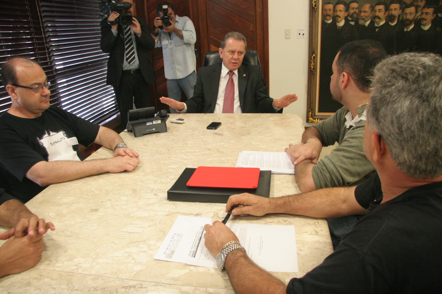 Sindicato dos Bancários entrega documento ao Presidente Joares Ponticelli - Foto: Eduardo Guedes de Oliveira / Agência AL