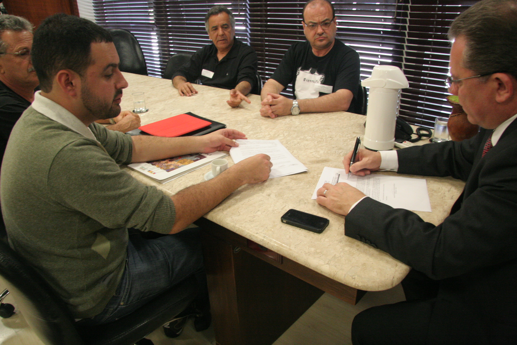 Sindicato dos Bancários entrega documento ao Presidente Joares Ponticelli - Foto: Eduardo Guedes de Oliveira / Agência AL
