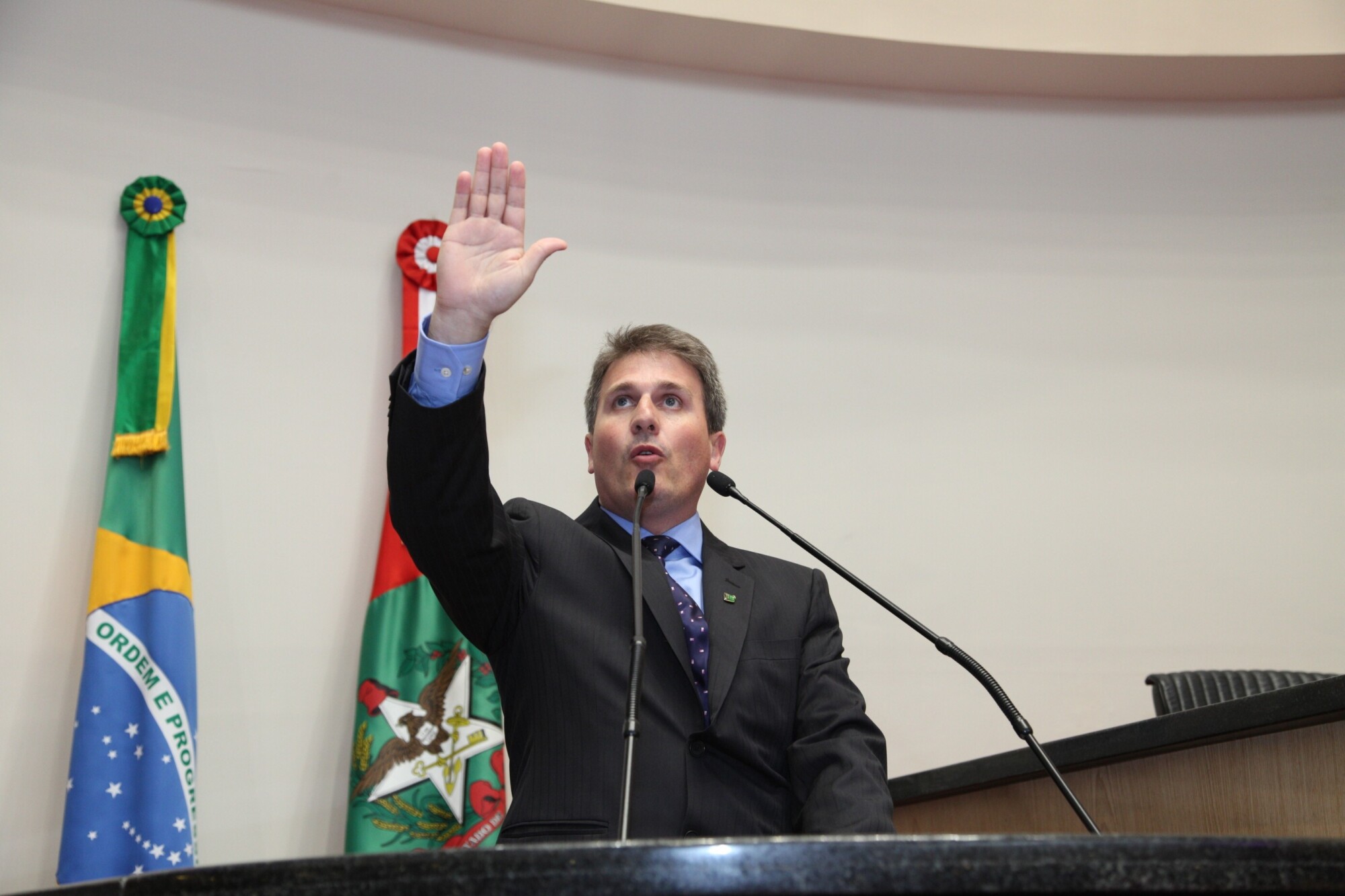 Altair Silva assume cadeira do Parlamento no lugar de Valmir Comin