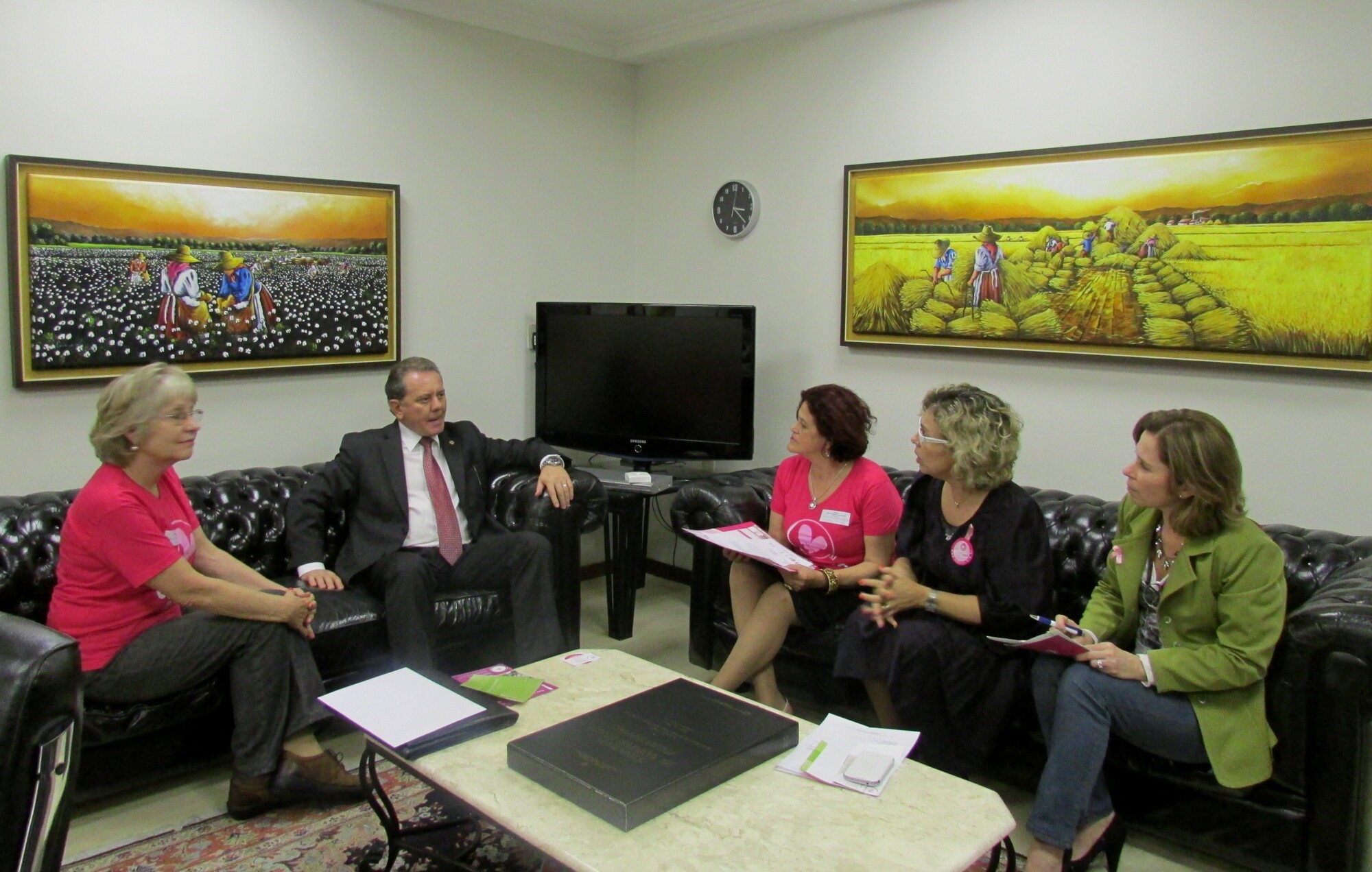 Amucc apresenta Outubro Rosa ao presidente da Assembleia