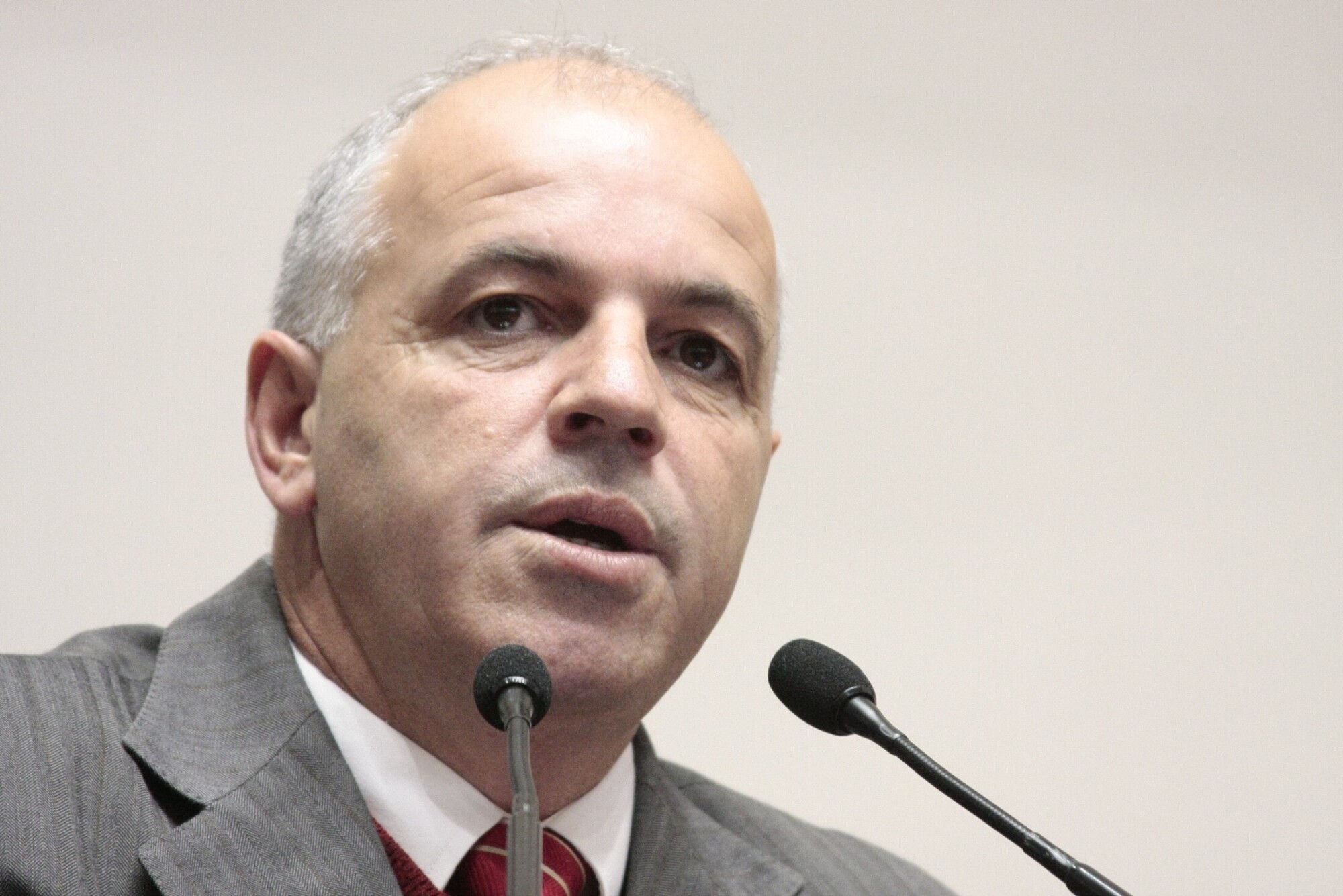 Jornalista Elaine Maieski, da Band SC, pergunta ao deputado Amauri Soares