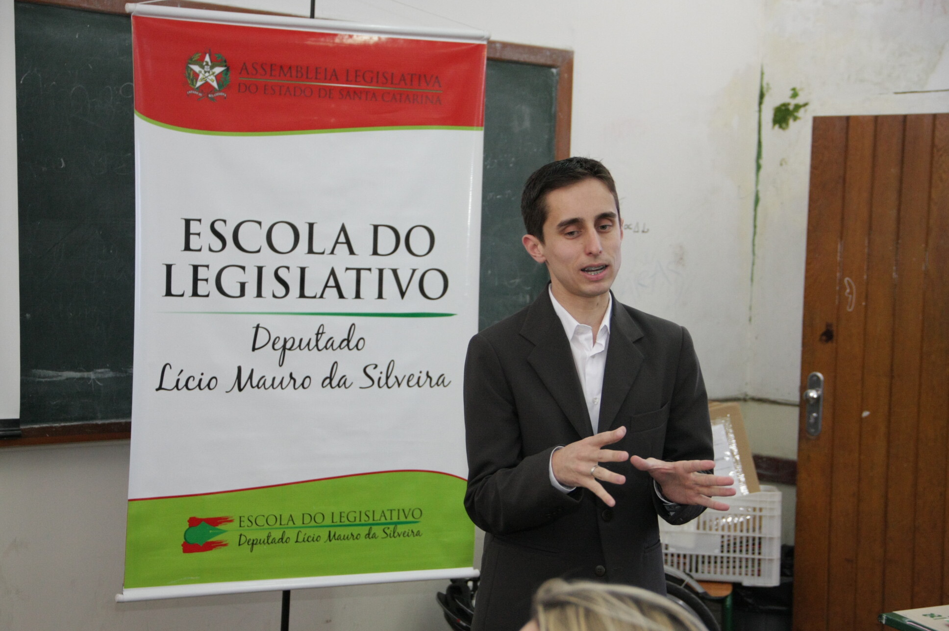 Escola do Legislativo atrai jovens para debater política na Capital