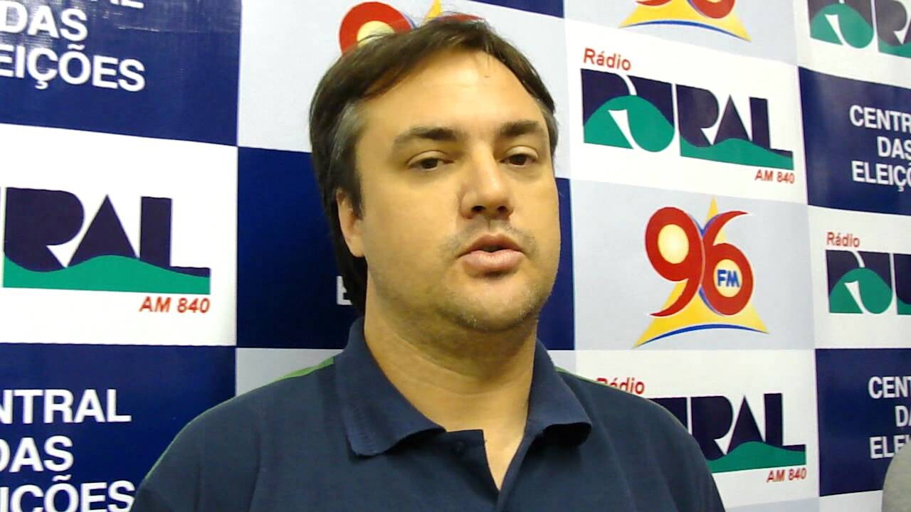 Jornalista Marcos Feijó, da Rádio Rural, de Concórdia, pergunta ao deputado Moacir Sopelsa