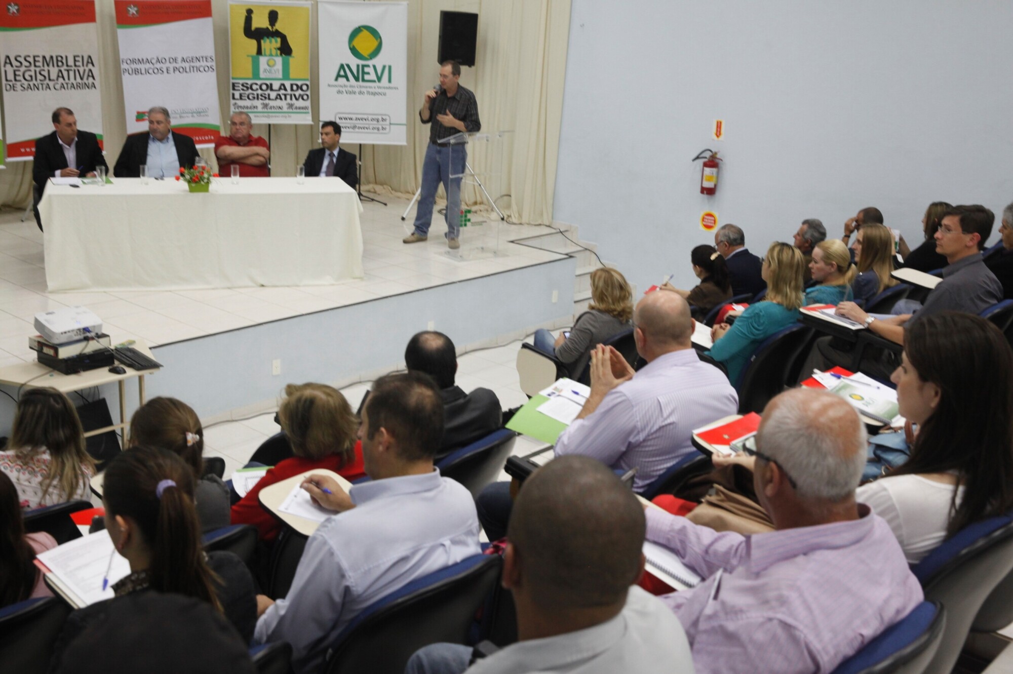 Escola do Legislativo debate papéis do vereador e do prefeito no Vale do Itapocu