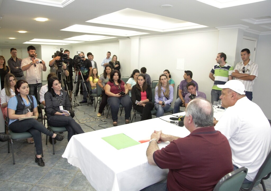 Oscar Schmidt e deputado Romildo Titon concedem entrevista coletiva em Campos Novos. Foto: Carlos Kilian