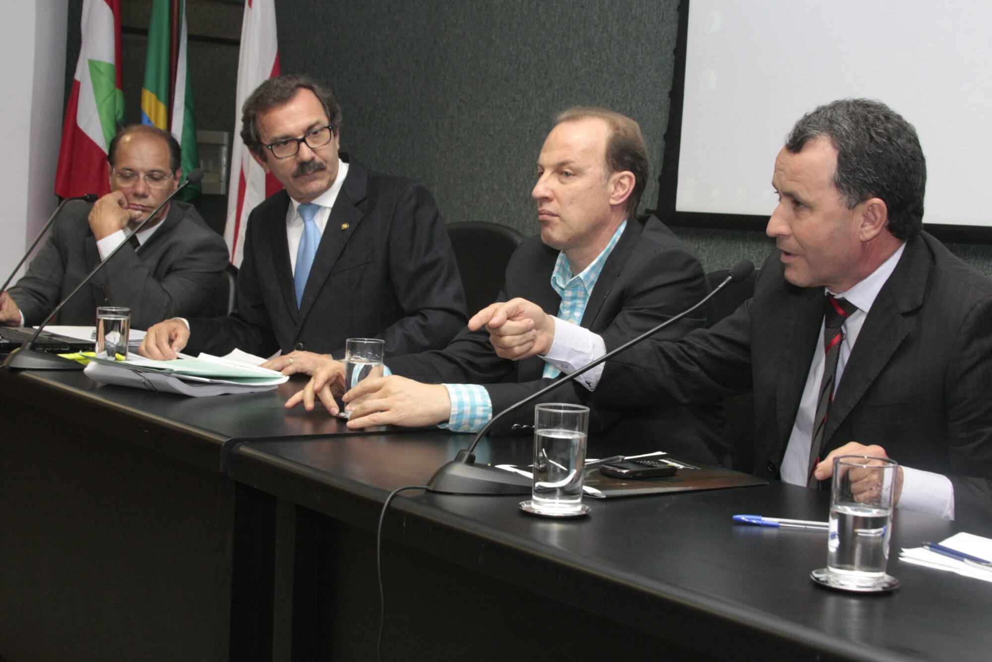 Empresários discutem projeto que regulamenta venda de produtos óticos