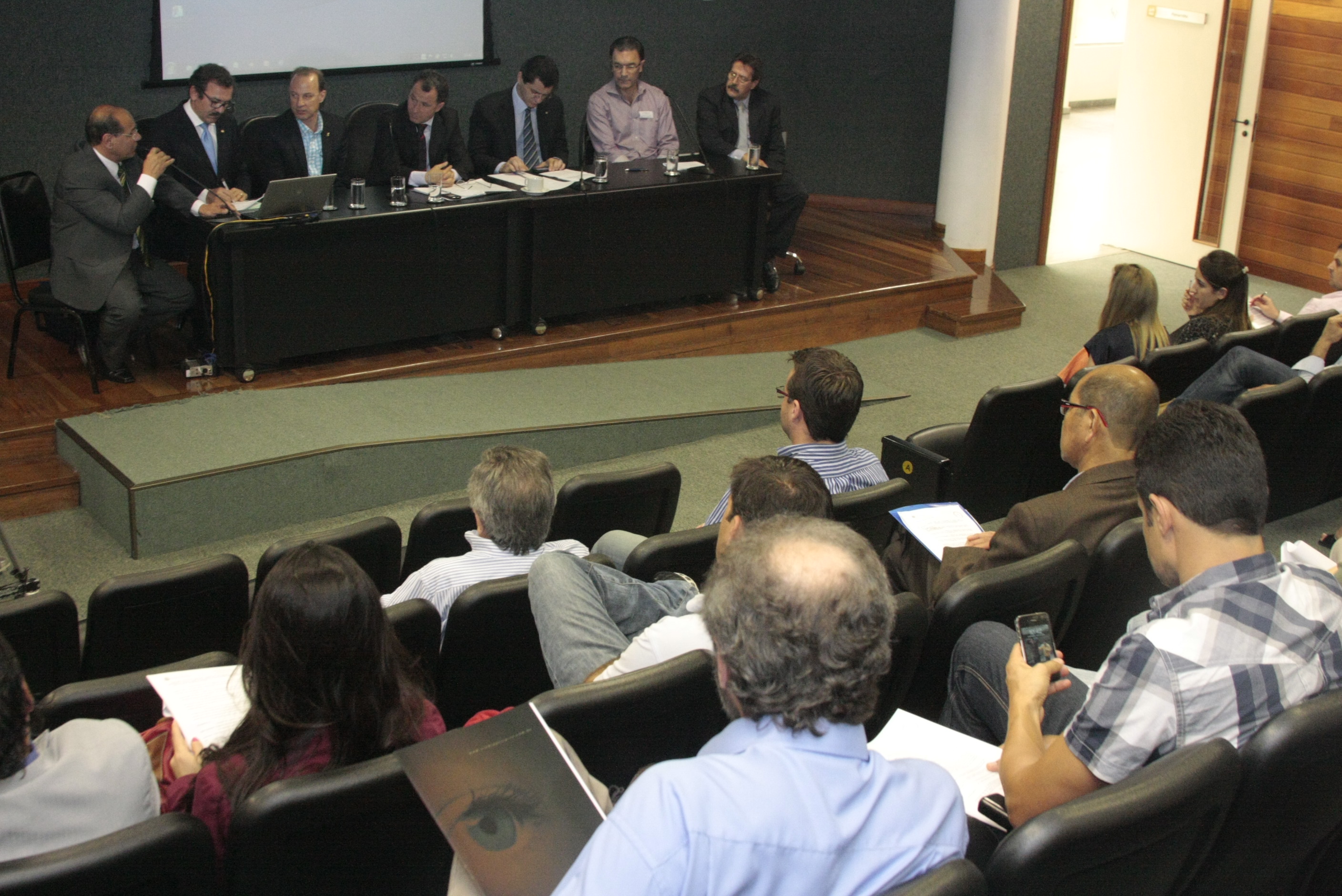 Reunião para debater o PL 243.7/2013 - Comercialização de produtos ópticos. Foto: Fábio Queiroz/Agência AL