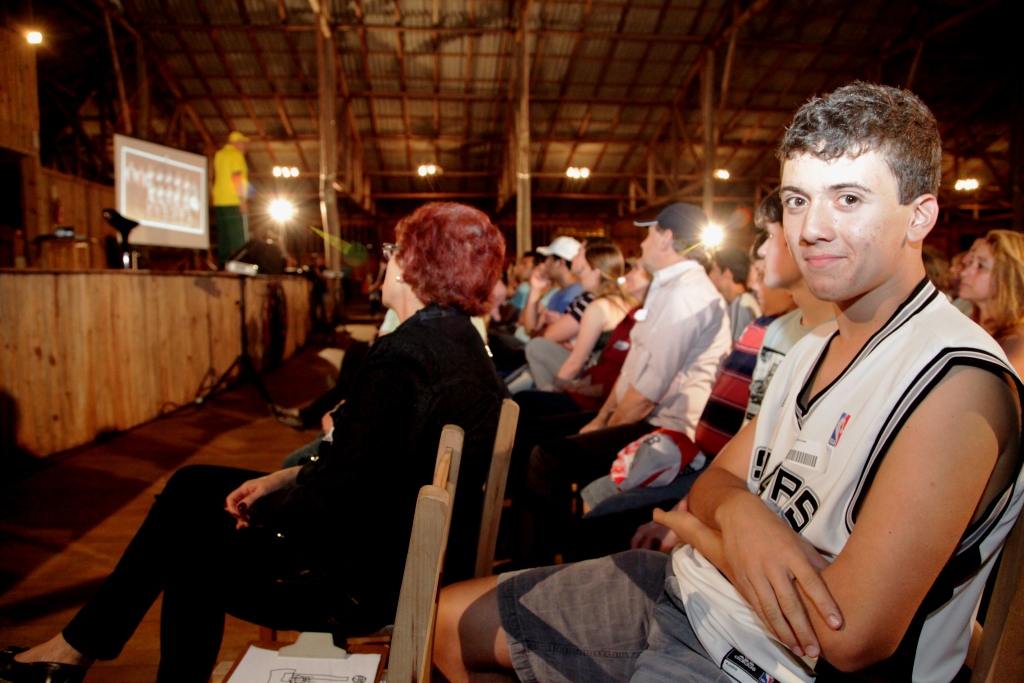 O estudante Carlos Correa de Souza, assiste a  Palestra Obstinação de Oscar Schimdt em Campos Novos   Foto Carlos Kilian/Agencia AL