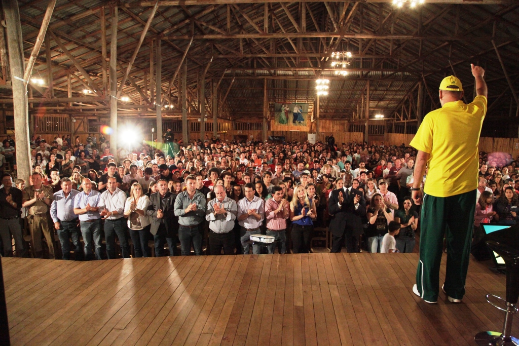Publico aplaude emocionado o encerramento da Palestra Obstinação de Oscar Schmidt do Programa Encontros com a Assembleia em Camos Novos  Foto Carlos Kilian/Agencia AL