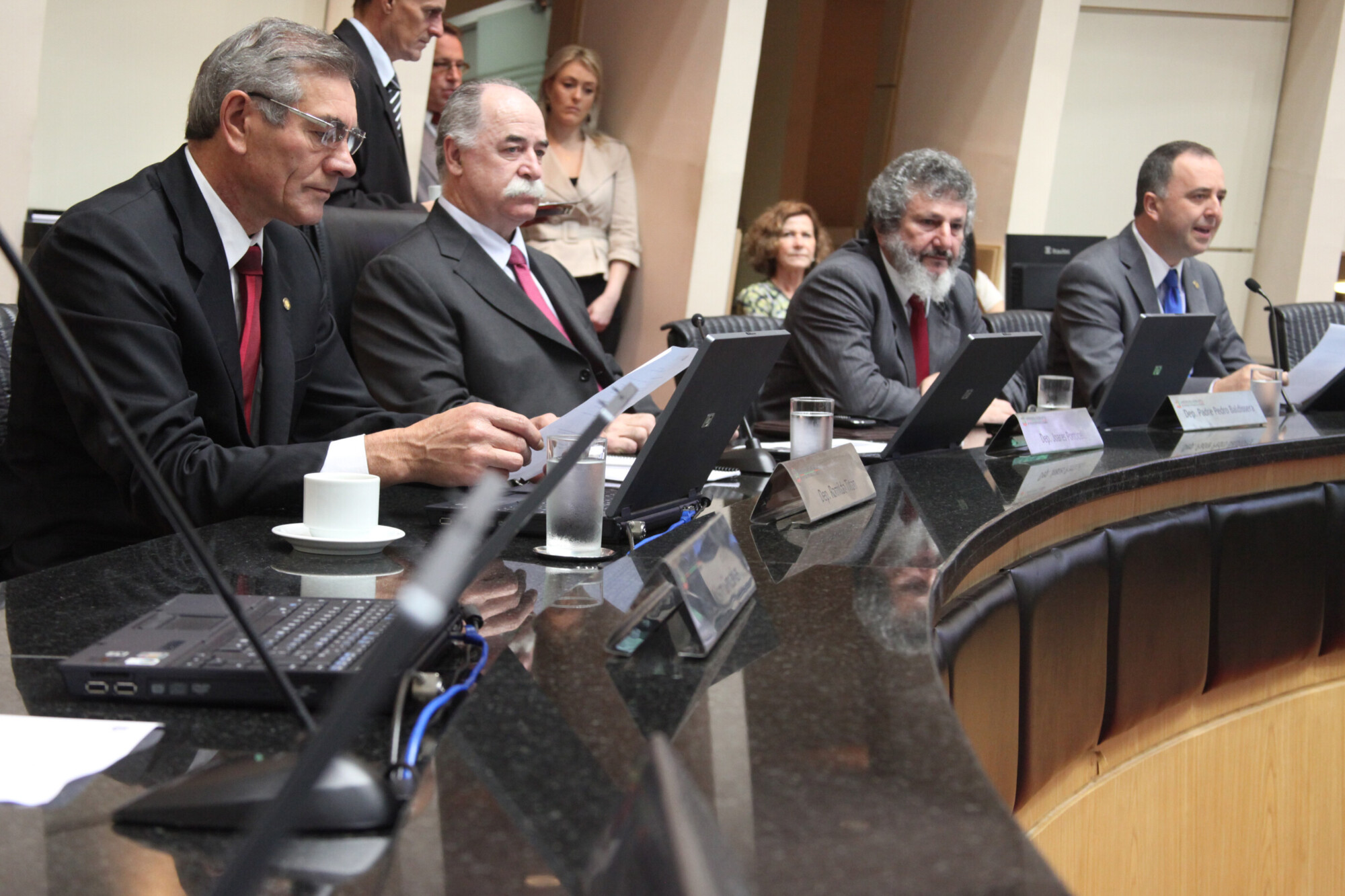 Deputados destacam geração de empregos, mas lamentam situação dos aposentados