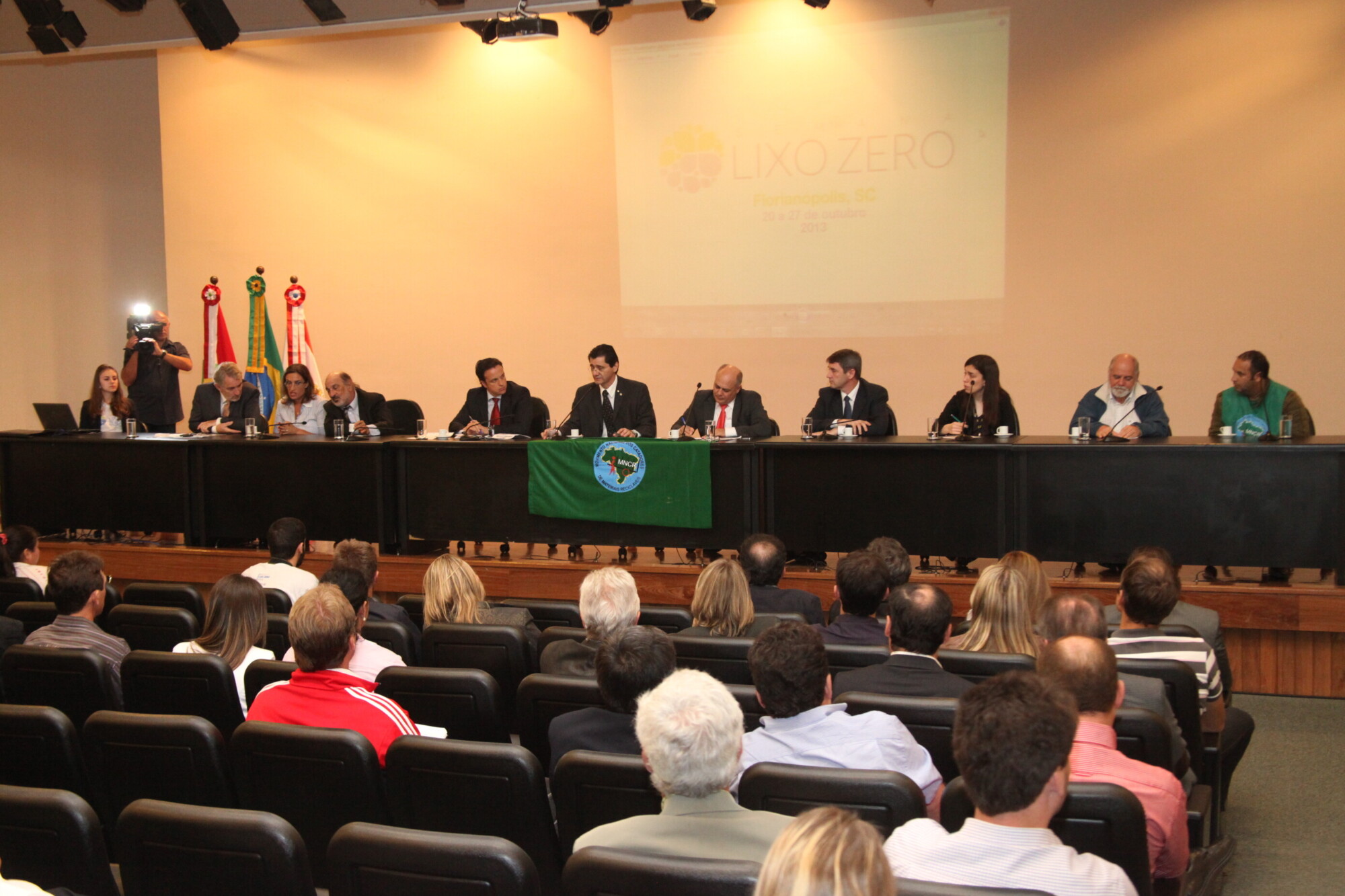 Debate sobre Política de Resíduos Sólidos pauta seminário Lixo Zero