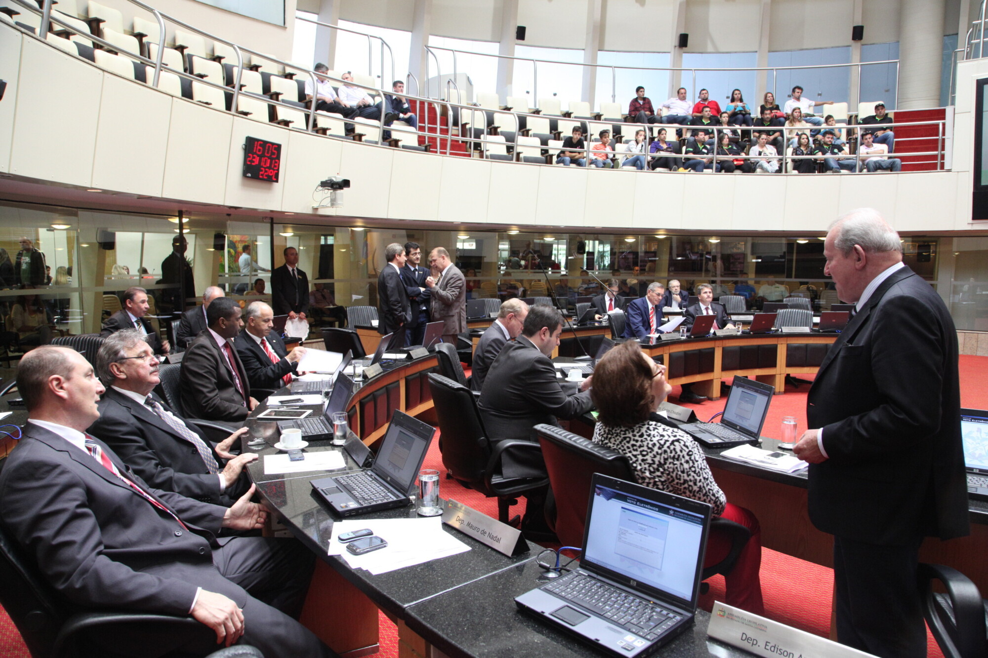Deputados aprovam projeto de lei sobre compras governamentais