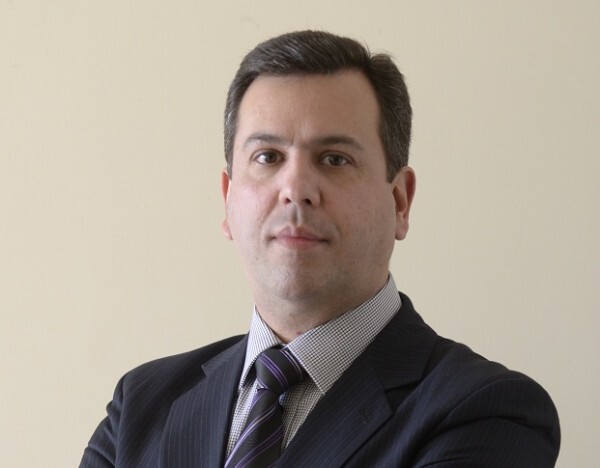 Jornalista Roberto Azevedo, da Rádio Record, pergunta ao deputado Edison Andrino