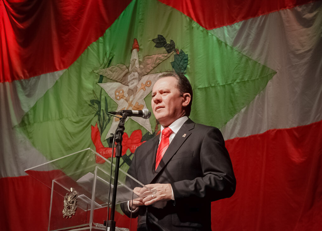 Colombo transmite cargo e Ponticelli fica no comando de SC até dia 17