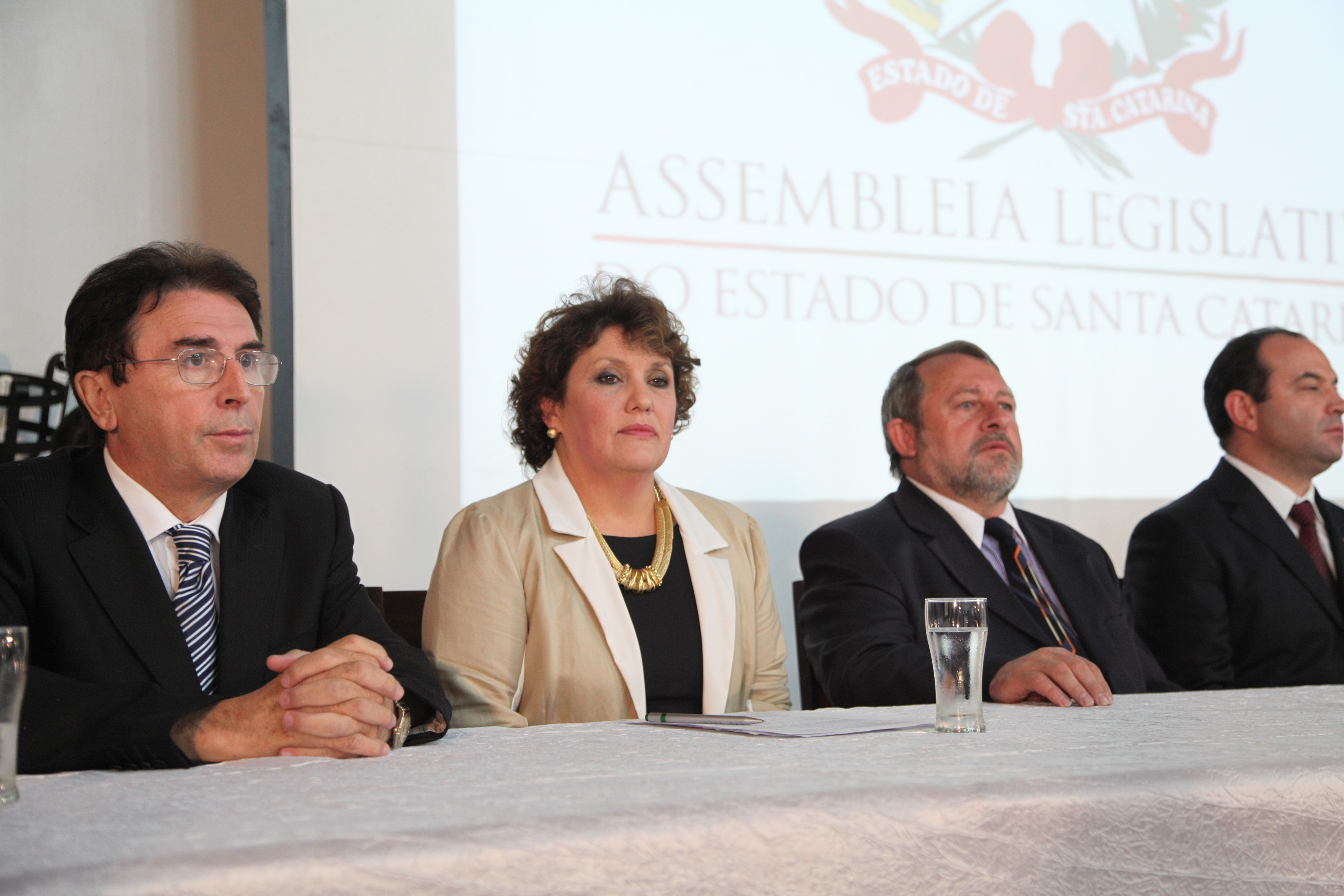 Sessão Solene em Homenagem à Escola de Educação Básica São Bentoo - Deputado Antônio Aguiar  (E)e Zuleica Maria Souza (C)