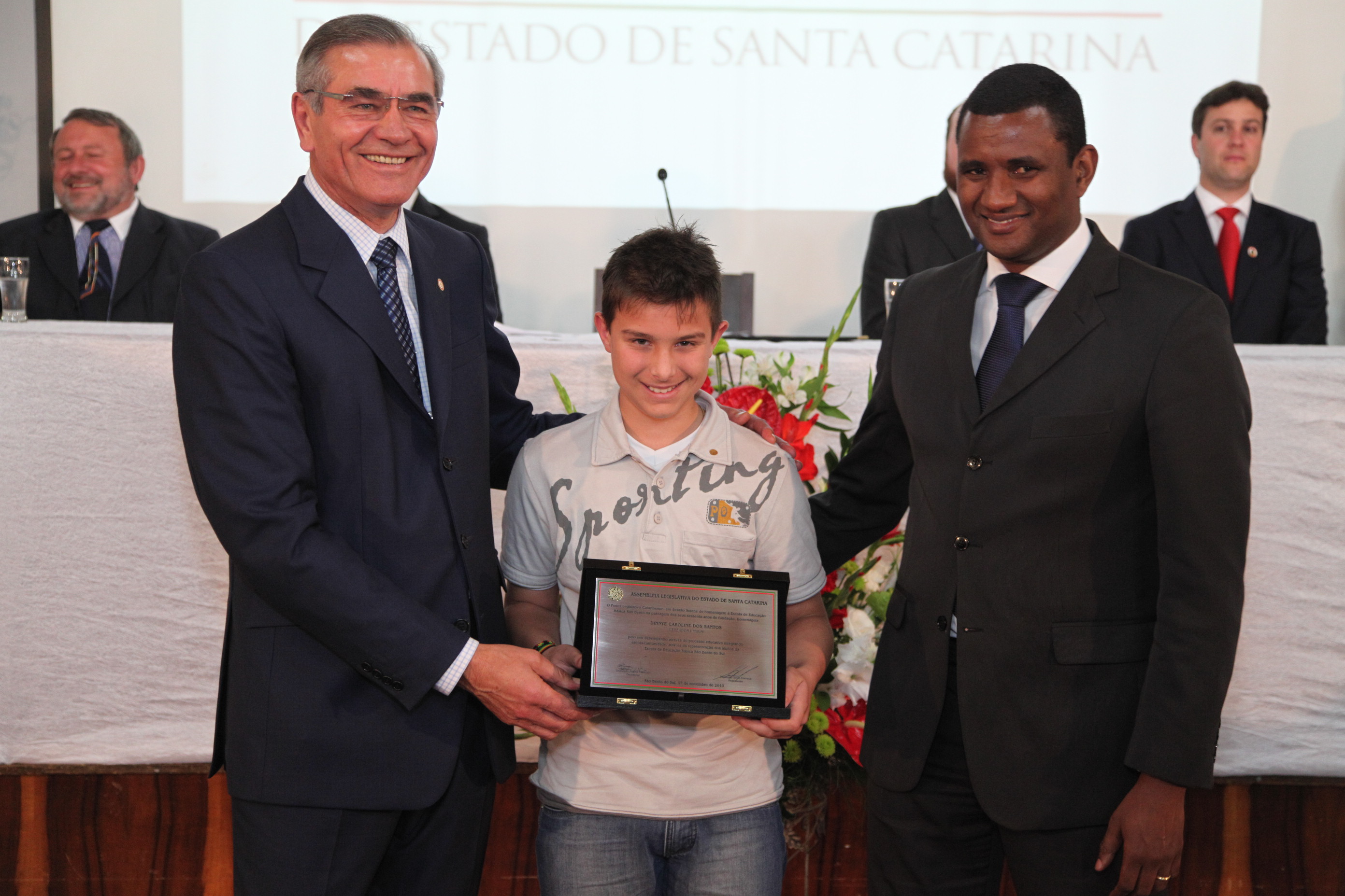 Sessão Solene em Homenagem à Escola de Educação Básica São Bento - Leonardo Gabriel Huebl, recebendo homenagem em nome de todos os alunos da Escola de Educação Básica São Bento.