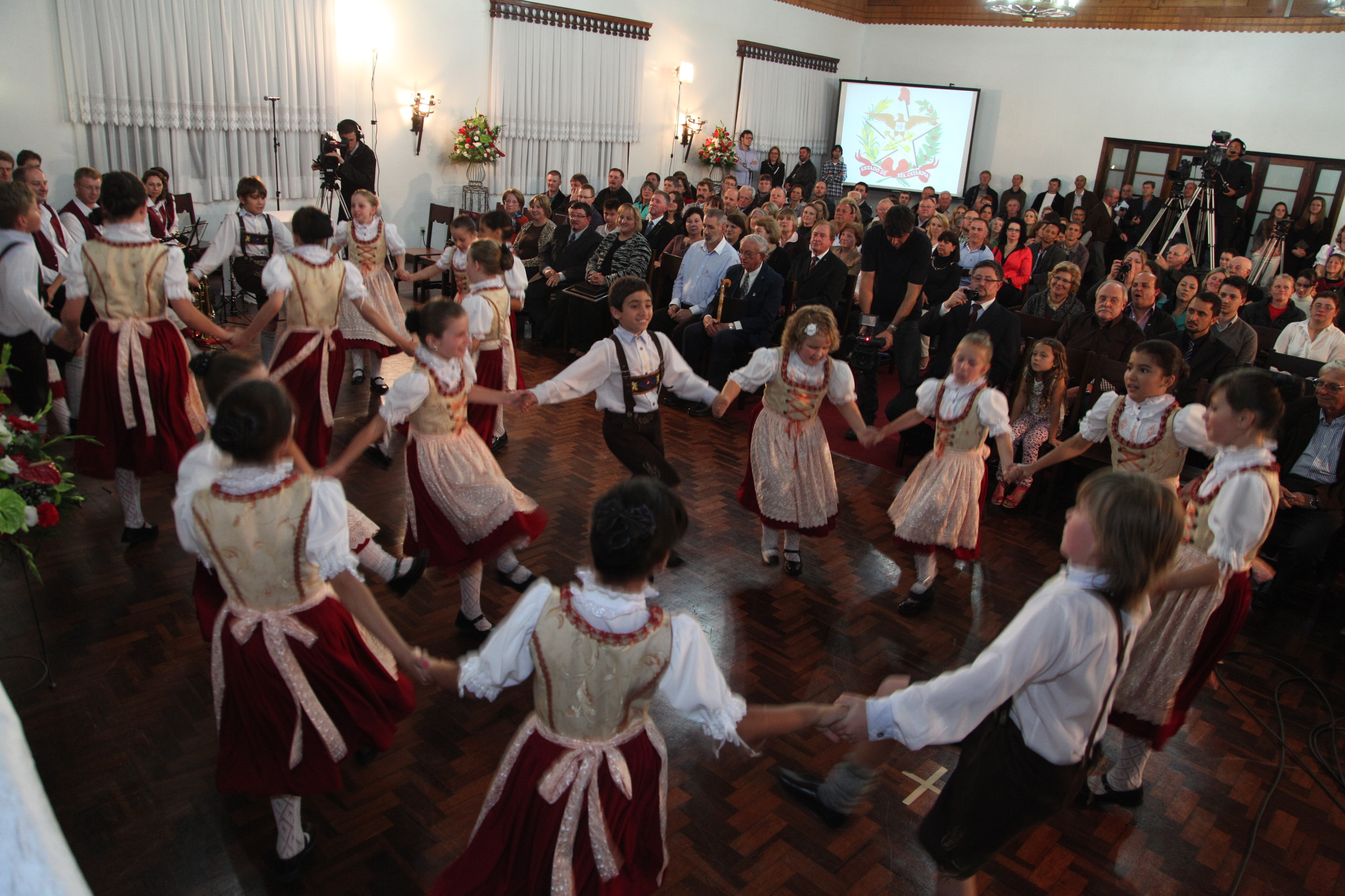 Sessão Solene em Homenagem à Escola de Educação Básica São Bento - Grupo Folclórico da Escola de Educação Básica São Bento.