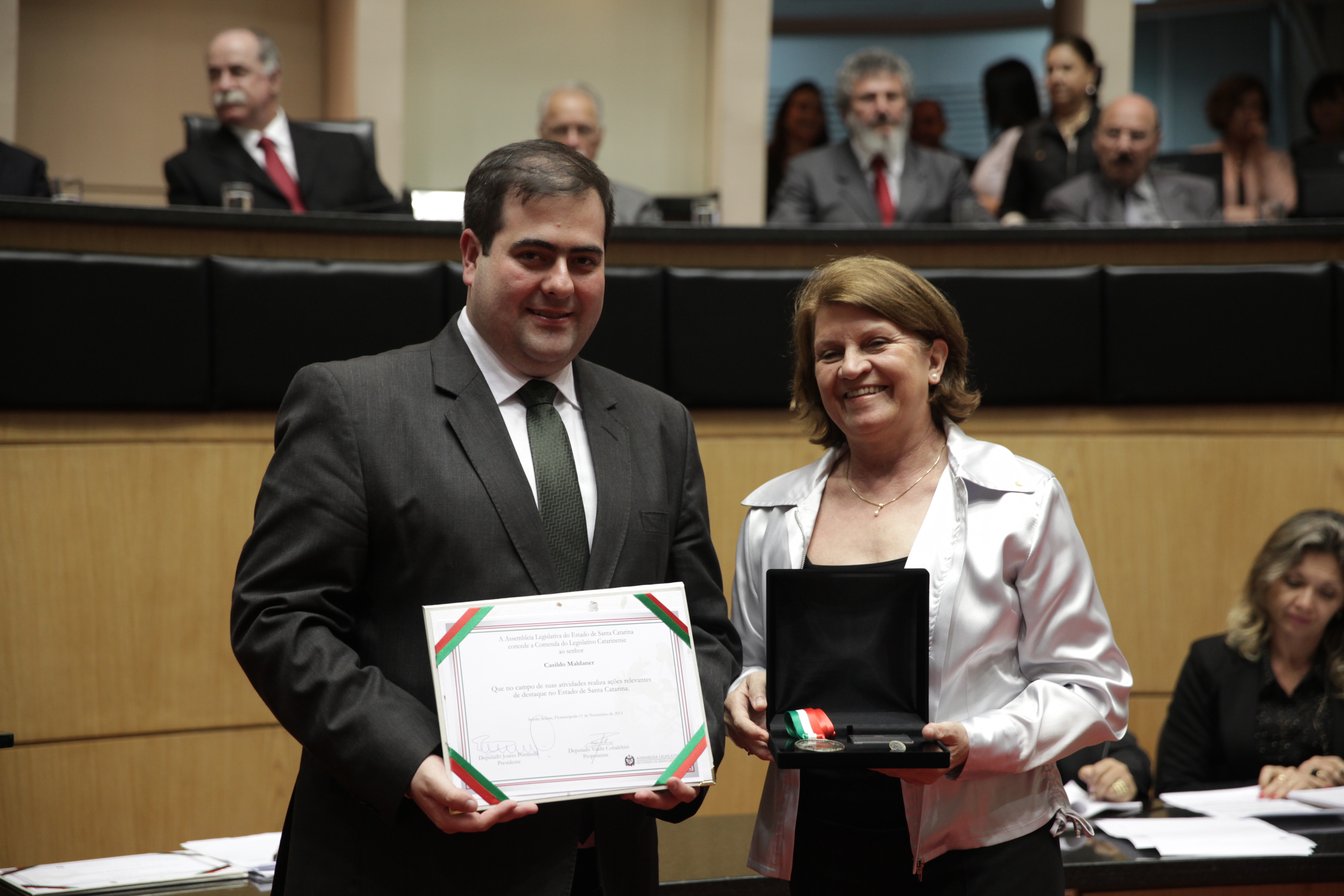 Sessão Solene da Comenda do Legislativo. Deputado Carlos Chiodini representando o Deputado Valdir Cobalchini homenageia Casildo Maldaner. Foto: Lucas Gabriel Diniz/Agência AL