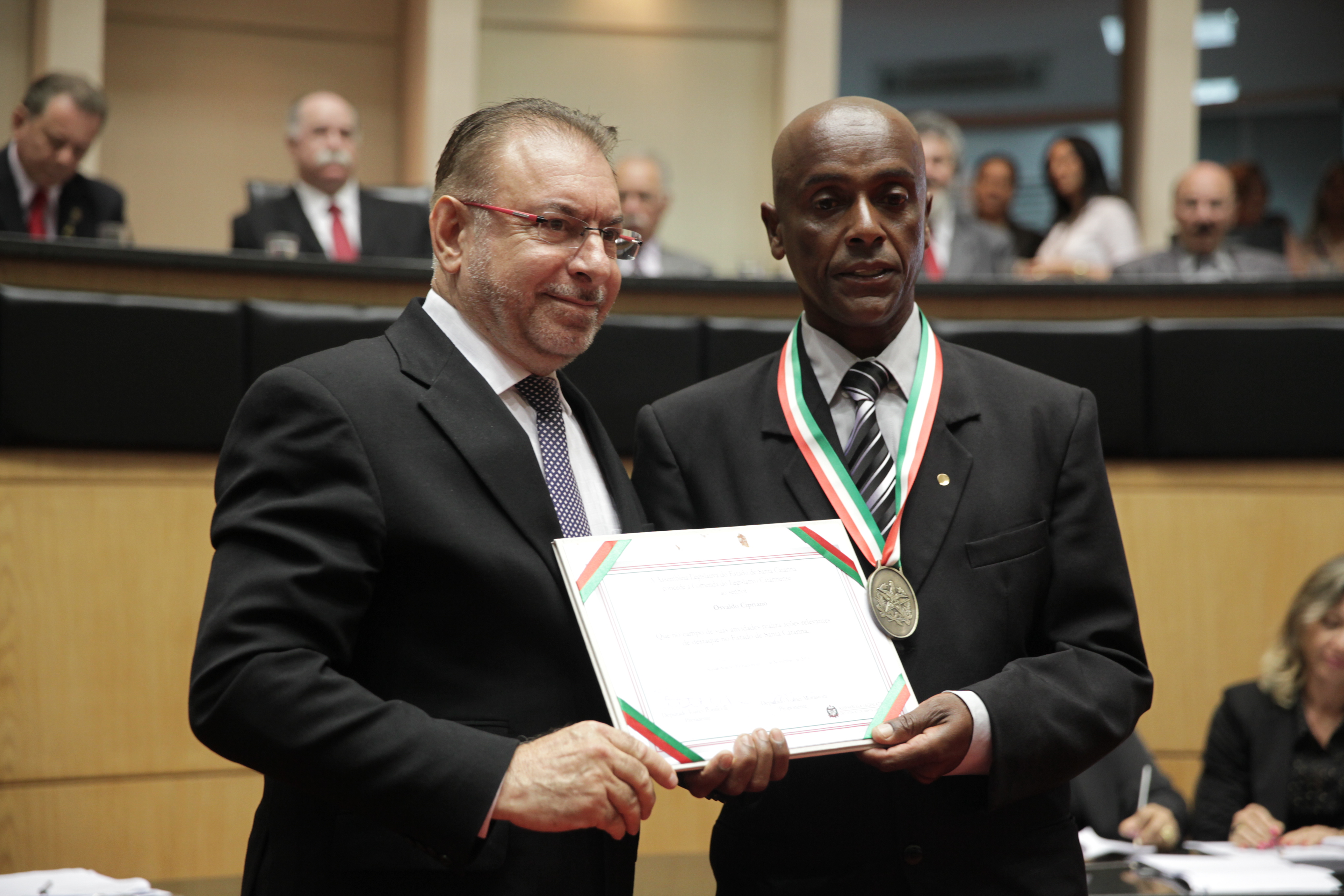 Sessão Solene da Comenda do Legislativo. Deputado Volnei Morastoni homenageia o Professor Osvaldo Cipriano. Foto: Lucas Gabriel Diniz/Agência AL