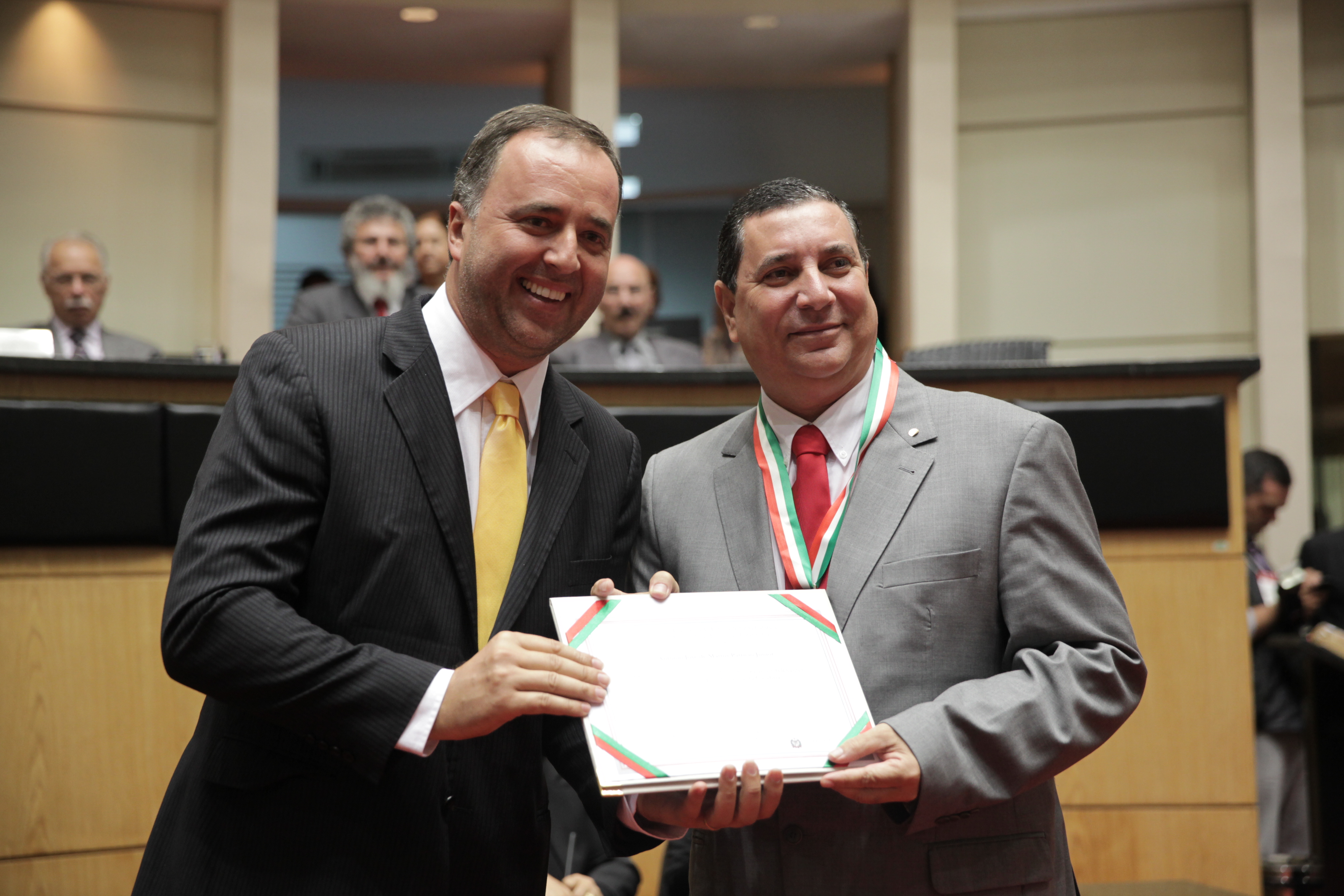 Sessão Solene da Comenda do Legislativo. Deputado Kennedy Nunes homenageia Antônio José de Mattos Patricio Júnior. Foto: Lucas Gabriel Diniz/Agência AL